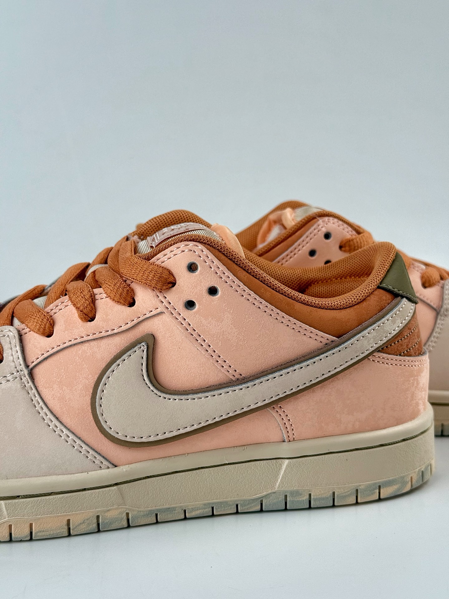 Nike SB Dunk Low “Trocadéro Gardens” 粉米棕 FV5926-200