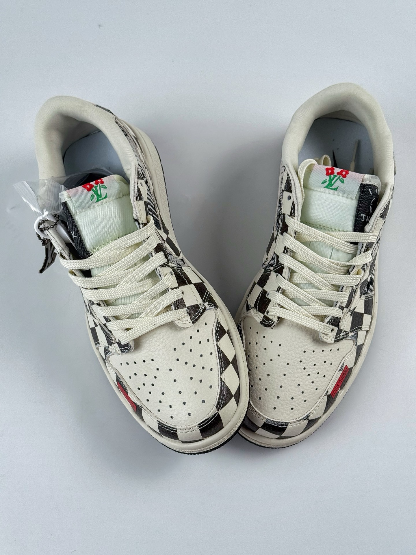 Travis Scott x Nike Air Jordan 1 Low x Louis Vuitton Air Jordan 1 Low 反转白黑格倒钩 LD2028-043