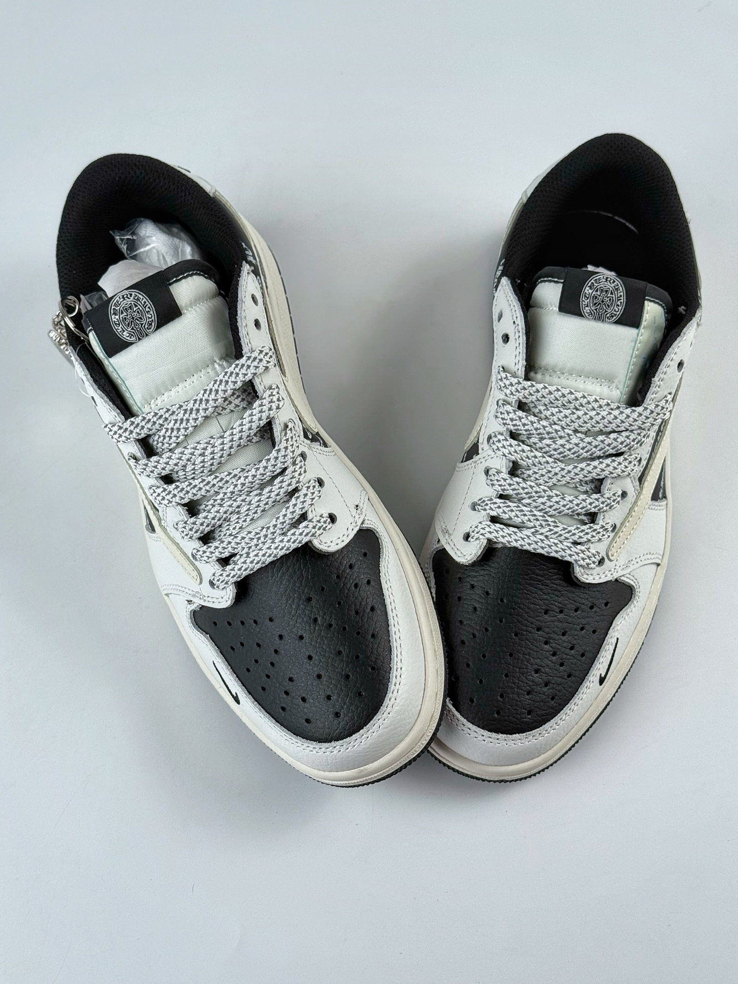 Travis Scott x Nike Air Jordan 1 Low x 十字架 Air Jordan 1 Low 反转白黑小勾满天星倒钩 DZ5899-010