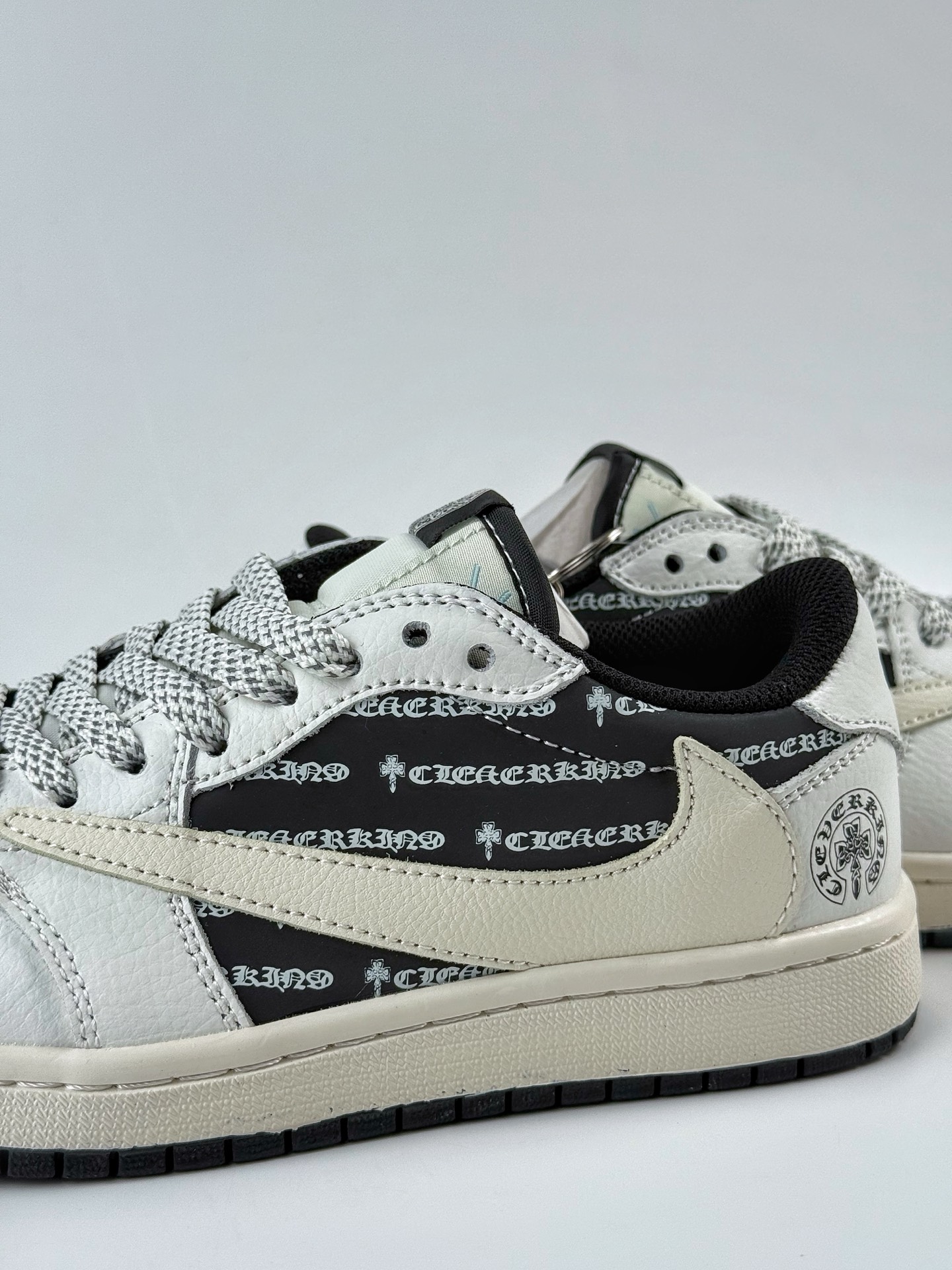 Travis Scott x Nike Air Jordan 1 Low x 十字架 Air Jordan 1 Low 反转白黑小勾满天星倒钩 DZ5899-010