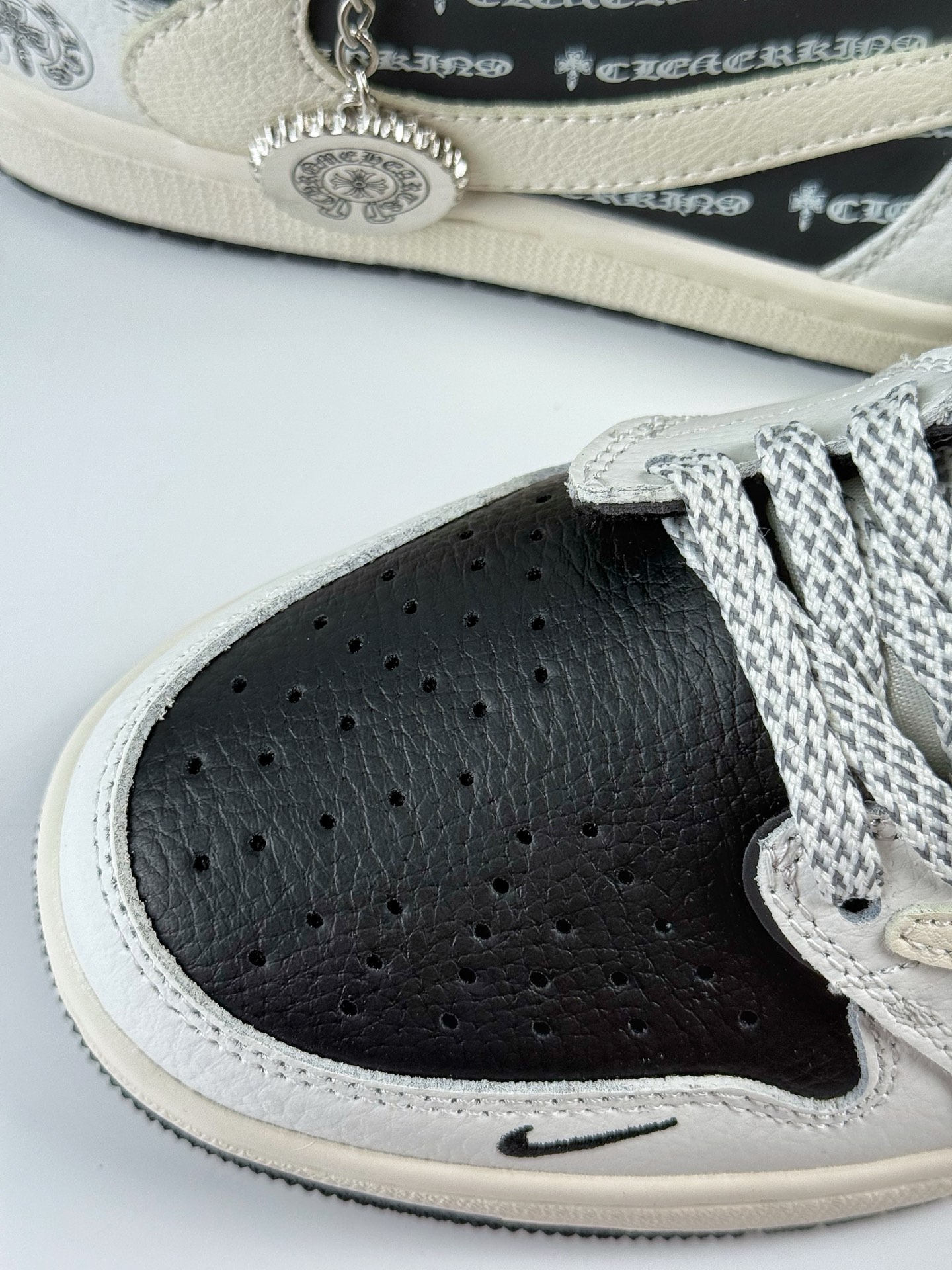 Travis Scott x Nike Air Jordan 1 Low x 十字架 Air Jordan 1 Low 反转白黑小勾满天星倒钩 DZ5899-010