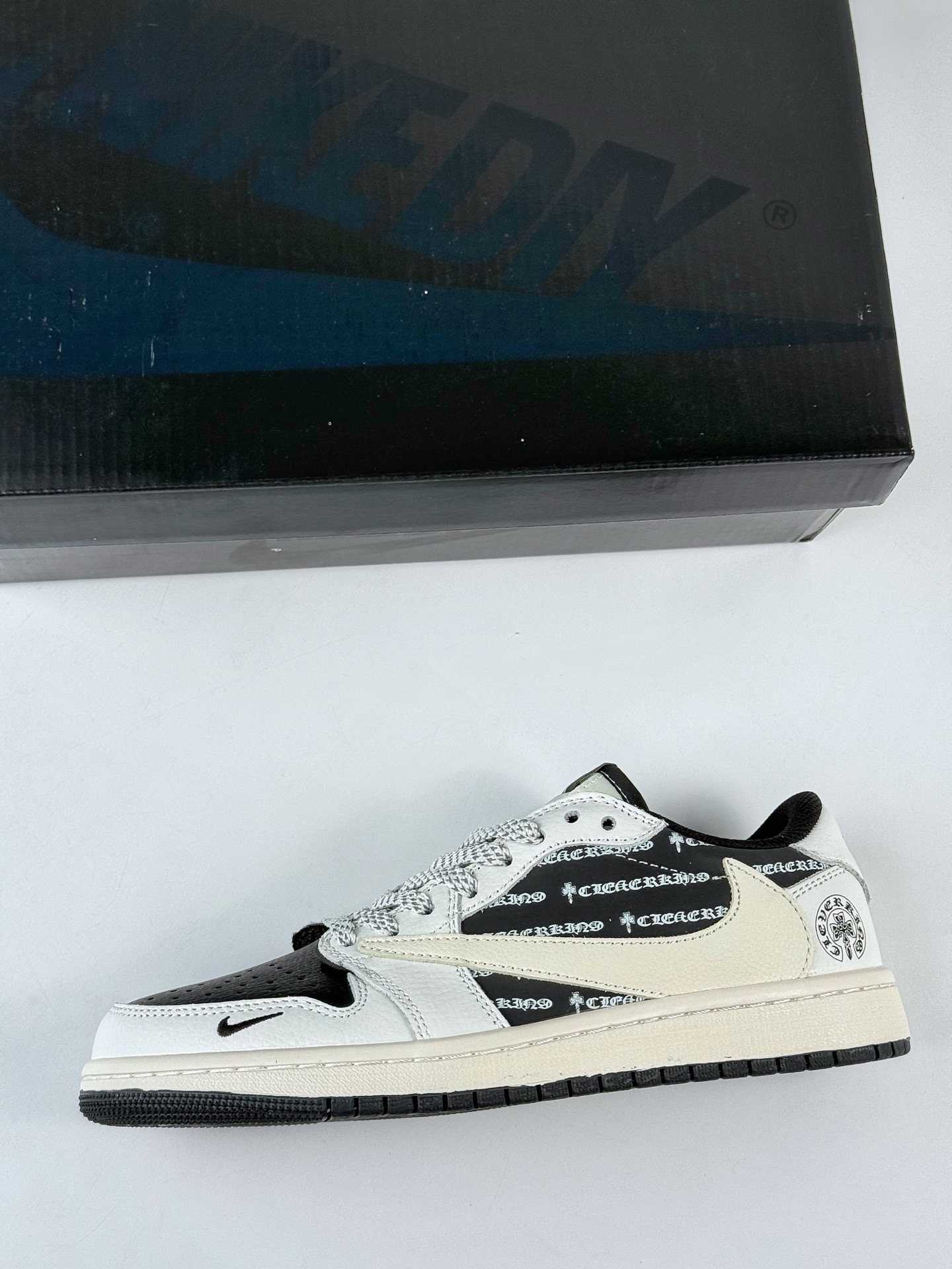 Travis Scott x Nike Air Jordan 1 Low x 十字架 Air Jordan 1 Low 反转白黑小勾满天星倒钩 DZ5899-010