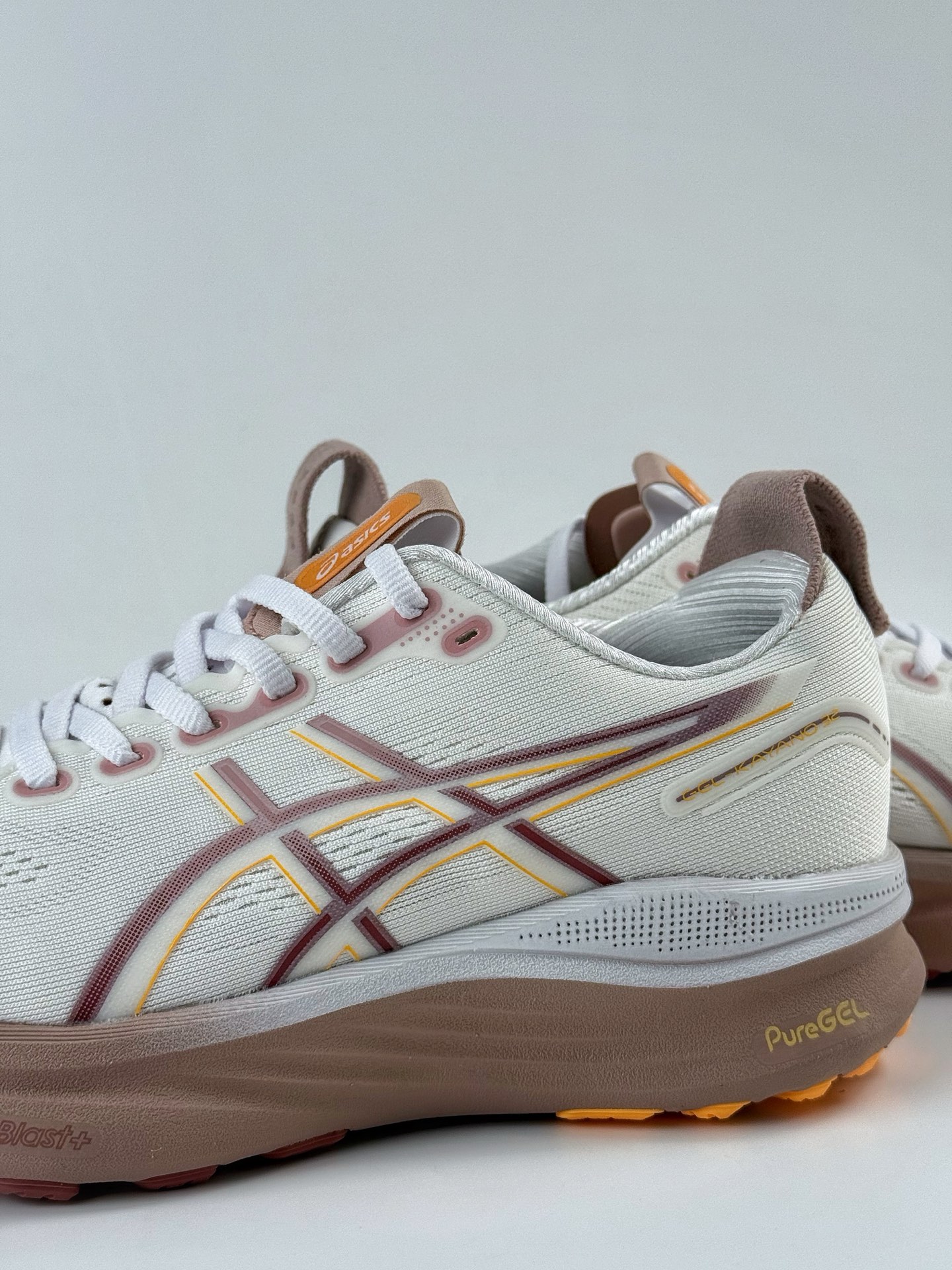 Asics GEL-KAYANO 32 LUXE 时尚舒适 低帮跑步鞋 1012B838-101