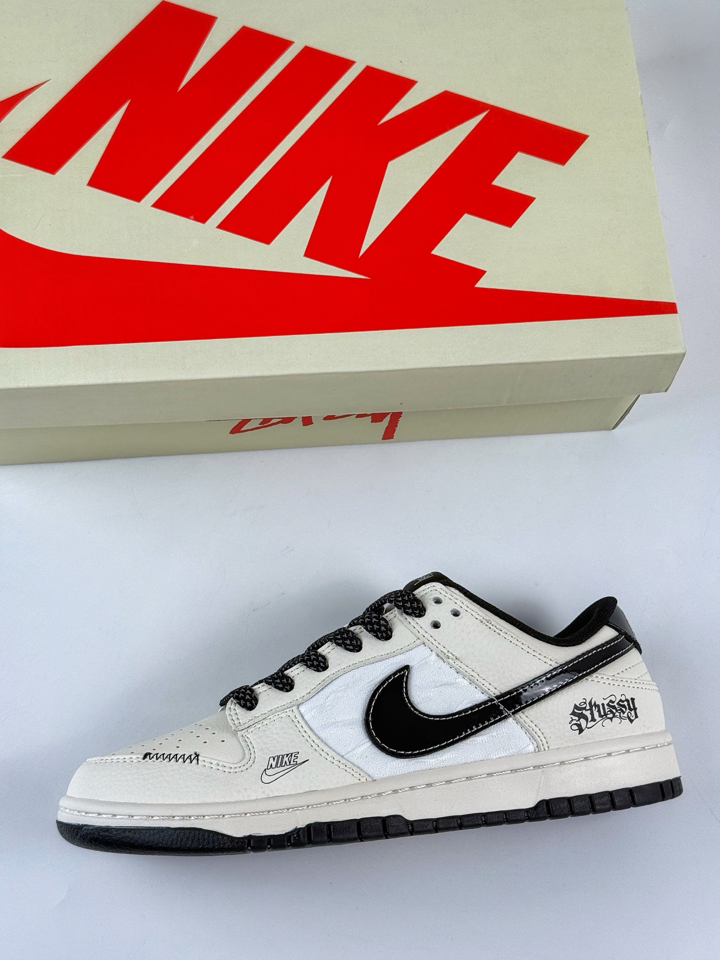 280 Nike SB Dunk Low x Stussy 白黑小勾满天星  QW5836-011