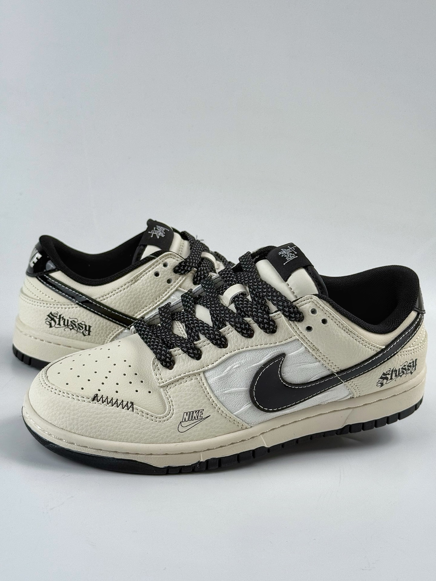 280 Nike SB Dunk Low x Stussy 白黑小勾满天星  QW5836-011