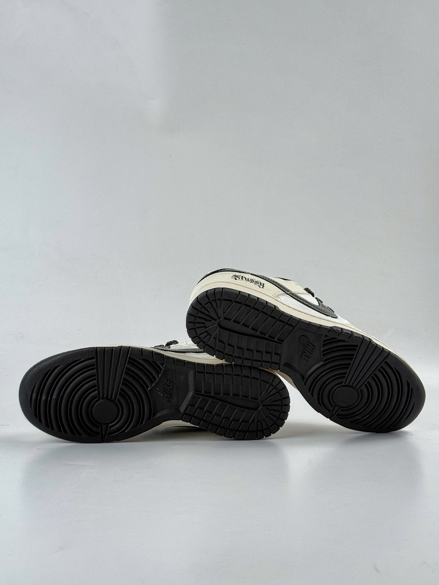 280 Nike SB Dunk Low x Stussy 白黑小勾满天星  QW5836-011