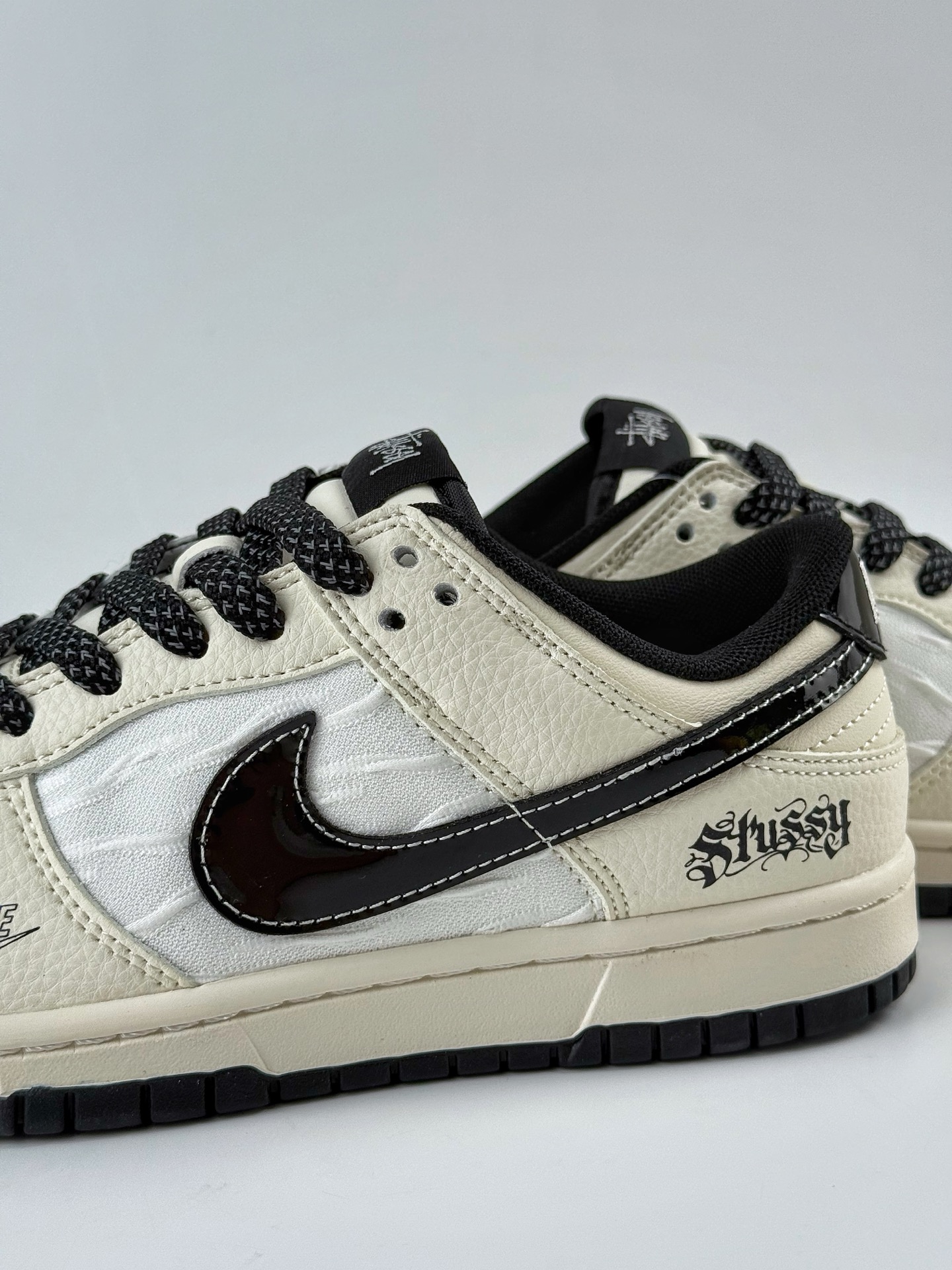 280 Nike SB Dunk Low x Stussy 白黑小勾满天星  QW5836-011