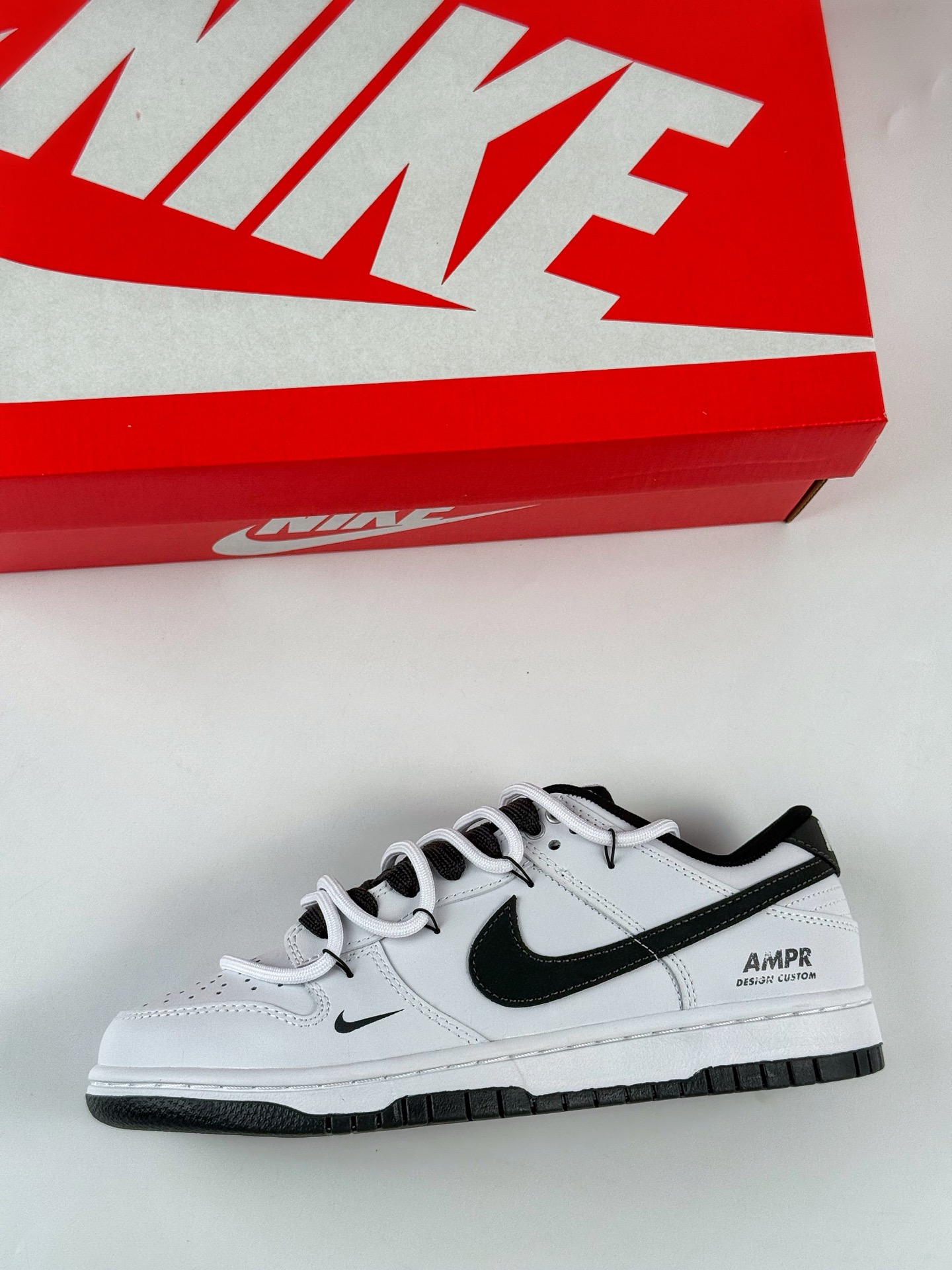 260 Nike SB Dunk Low 潮玩线条 白黑小勾  WB0528-094