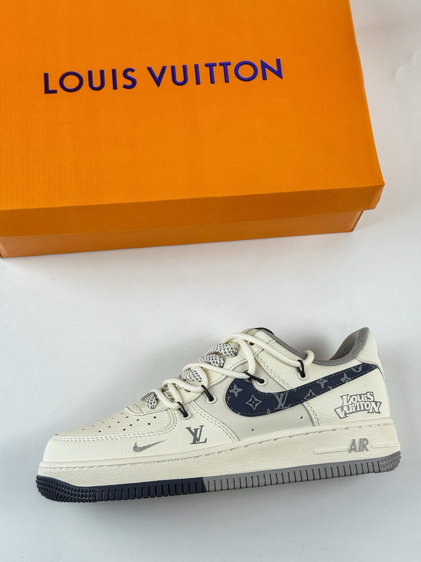260 Nike Air Force 1 Low 07 x Louis Vuitt白灰绑带小勾满天星  DM6868-064