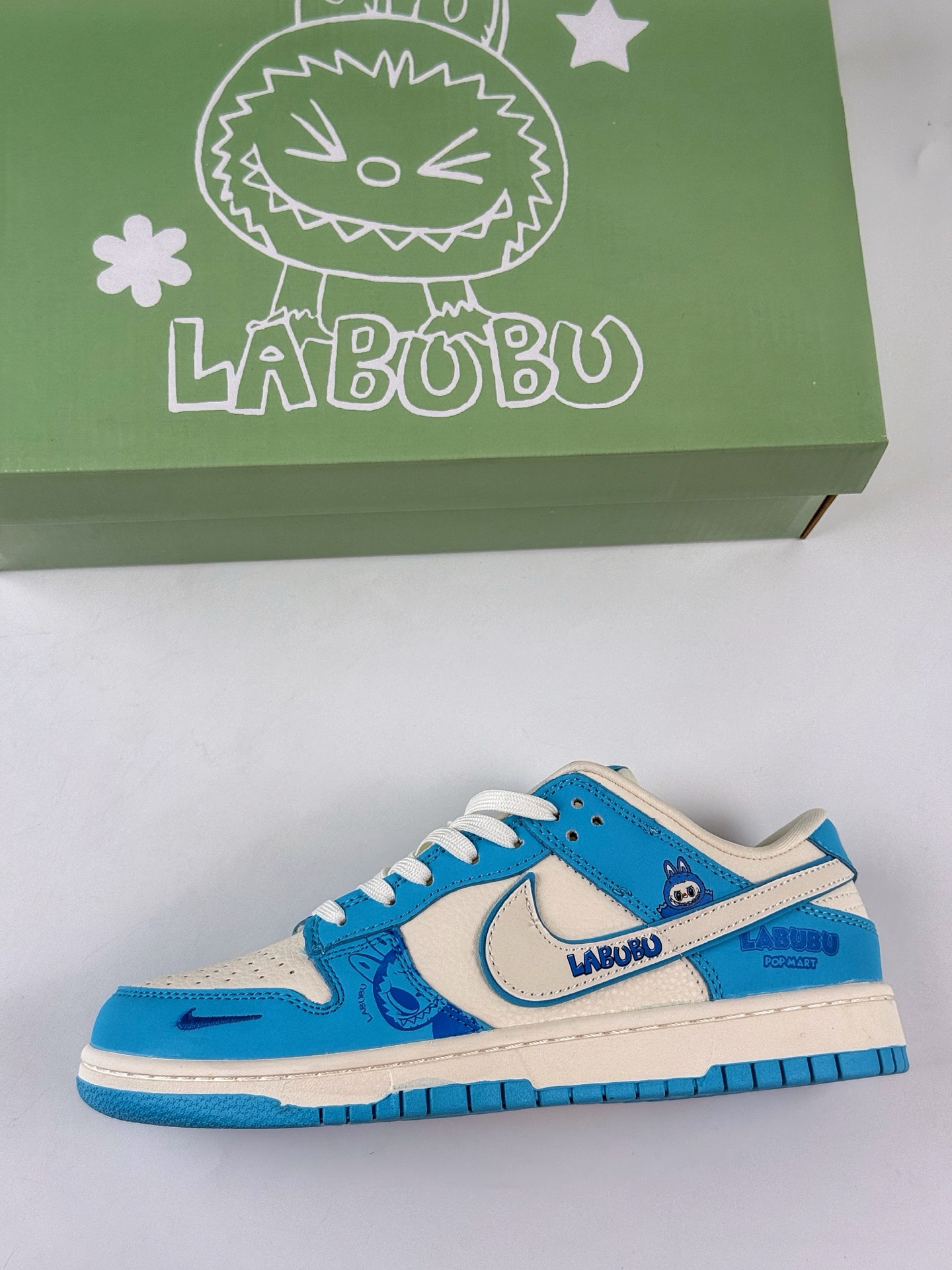 💰370
Nike SB Dunk Low x LABUBU 蓝白小勾
纯原大厂出品 极力推荐👏
原装头层材料 独家版型蒸餾加工
帶來的是更好的视觉和脚感体验
大厂纯原品质出货 清洁度 电绣工艺 
皮料切割干净无任何毛边 细节完美
官方货号：DG2025 008XK
尺码：36 36.5 37.5 38 38.5 39 40 40.5 41 42 42.5 43 44 44.5 45