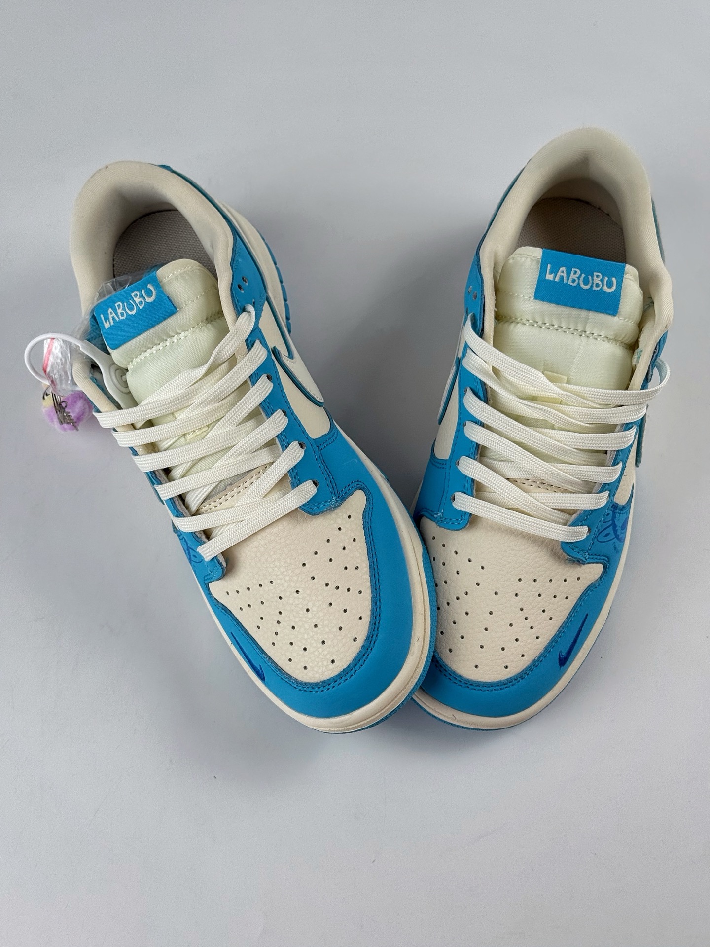 💰370
Nike SB Dunk Low x LABUBU 蓝白小勾
纯原大厂出品 极力推荐👏
原装头层材料 独家版型蒸餾加工
帶來的是更好的视觉和脚感体验
大厂纯原品质出货 清洁度 电绣工艺 
皮料切割干净无任何毛边 细节完美
官方货号：DG2025 008XK
尺码：36 36.5 37.5 38 38.5 39 40 40.5 41 42 42.5 43 44 44.5 45