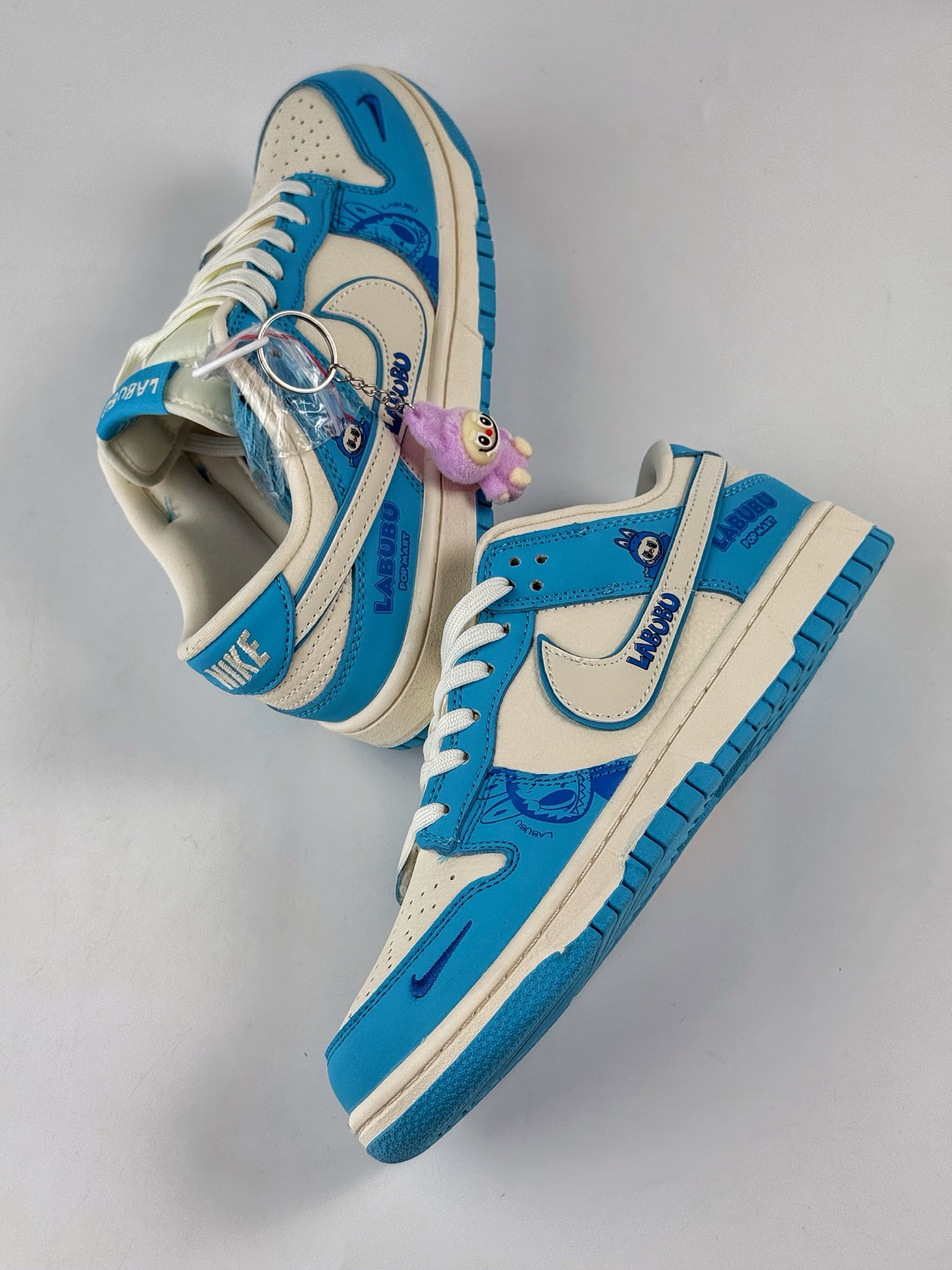 💰370
Nike SB Dunk Low x LABUBU 蓝白小勾
纯原大厂出品 极力推荐👏
原装头层材料 独家版型蒸餾加工
帶來的是更好的视觉和脚感体验
大厂纯原品质出货 清洁度 电绣工艺 
皮料切割干净无任何毛边 细节完美
官方货号：DG2025 008XK
尺码：36 36.5 37.5 38 38.5 39 40 40.5 41 42 42.5 43 44 44.5 45