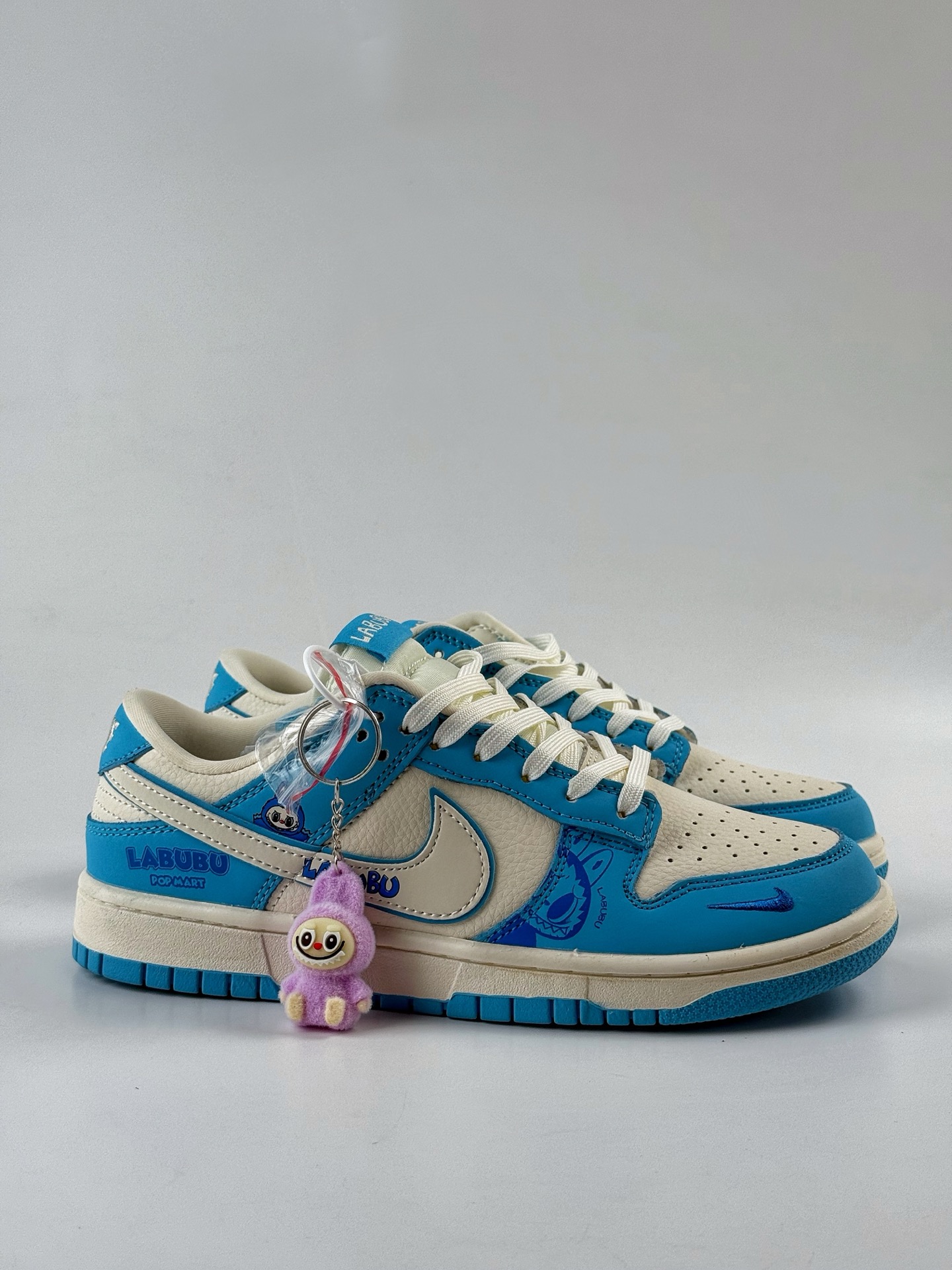 💰370
Nike SB Dunk Low x LABUBU 蓝白小勾
纯原大厂出品 极力推荐👏
原装头层材料 独家版型蒸餾加工
帶來的是更好的视觉和脚感体验
大厂纯原品质出货 清洁度 电绣工艺 
皮料切割干净无任何毛边 细节完美
官方货号：DG2025 008XK
尺码：36 36.5 37.5 38 38.5 39 40 40.5 41 42 42.5 43 44 44.5 45