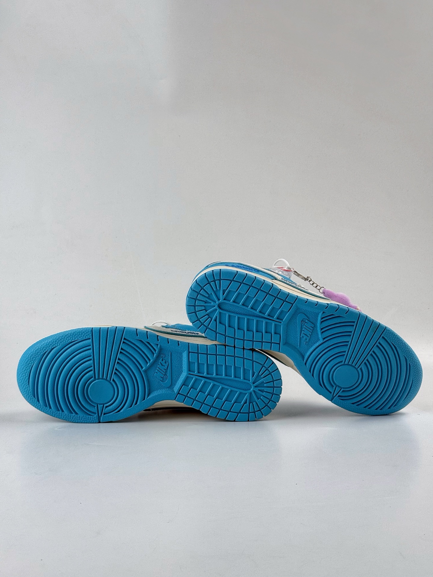 💰370
Nike SB Dunk Low x LABUBU 蓝白小勾
纯原大厂出品 极力推荐👏
原装头层材料 独家版型蒸餾加工
帶來的是更好的视觉和脚感体验
大厂纯原品质出货 清洁度 电绣工艺 
皮料切割干净无任何毛边 细节完美
官方货号：DG2025 008XK
尺码：36 36.5 37.5 38 38.5 39 40 40.5 41 42 42.5 43 44 44.5 45