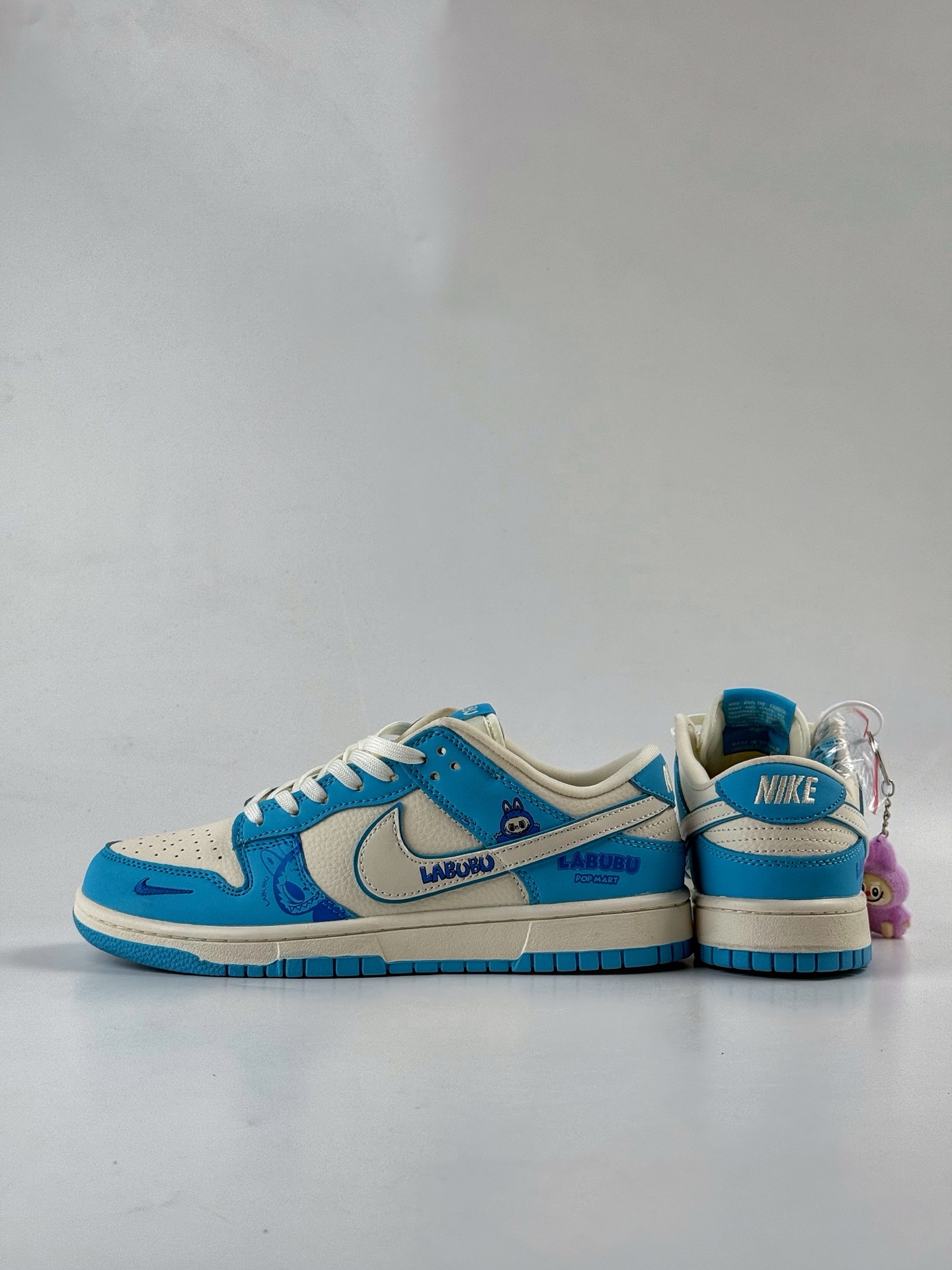 💰370
Nike SB Dunk Low x LABUBU 蓝白小勾
纯原大厂出品 极力推荐👏
原装头层材料 独家版型蒸餾加工
帶來的是更好的视觉和脚感体验
大厂纯原品质出货 清洁度 电绣工艺 
皮料切割干净无任何毛边 细节完美
官方货号：DG2025 008XK
尺码：36 36.5 37.5 38 38.5 39 40 40.5 41 42 42.5 43 44 44.5 45