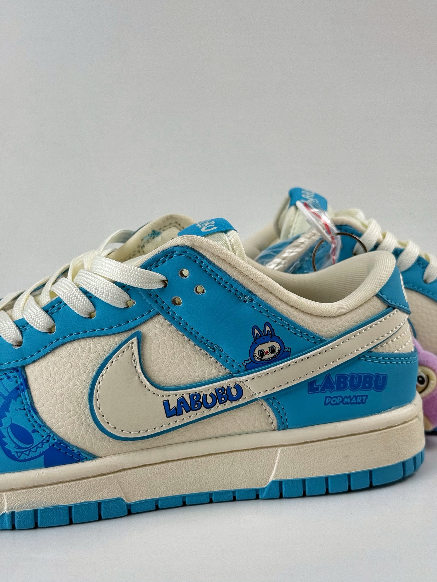 💰370
Nike SB Dunk Low x LABUBU 蓝白小勾
纯原大厂出品 极力推荐👏
原装头层材料 独家版型蒸餾加工
帶來的是更好的视觉和脚感体验
大厂纯原品质出货 清洁度 电绣工艺 
皮料切割干净无任何毛边 细节完美
官方货号：DG2025 008XK
尺码：36 36.5 37.5 38 38.5 39 40 40.5 41 42 42.5 43 44 44.5 45