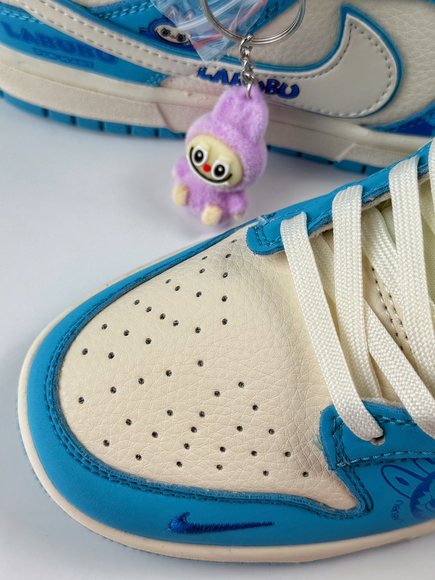 💰370
Nike SB Dunk Low x LABUBU 蓝白小勾
纯原大厂出品 极力推荐👏
原装头层材料 独家版型蒸餾加工
帶來的是更好的视觉和脚感体验
大厂纯原品质出货 清洁度 电绣工艺 
皮料切割干净无任何毛边 细节完美
官方货号：DG2025 008XK
尺码：36 36.5 37.5 38 38.5 39 40 40.5 41 42 42.5 43 44 44.5 45