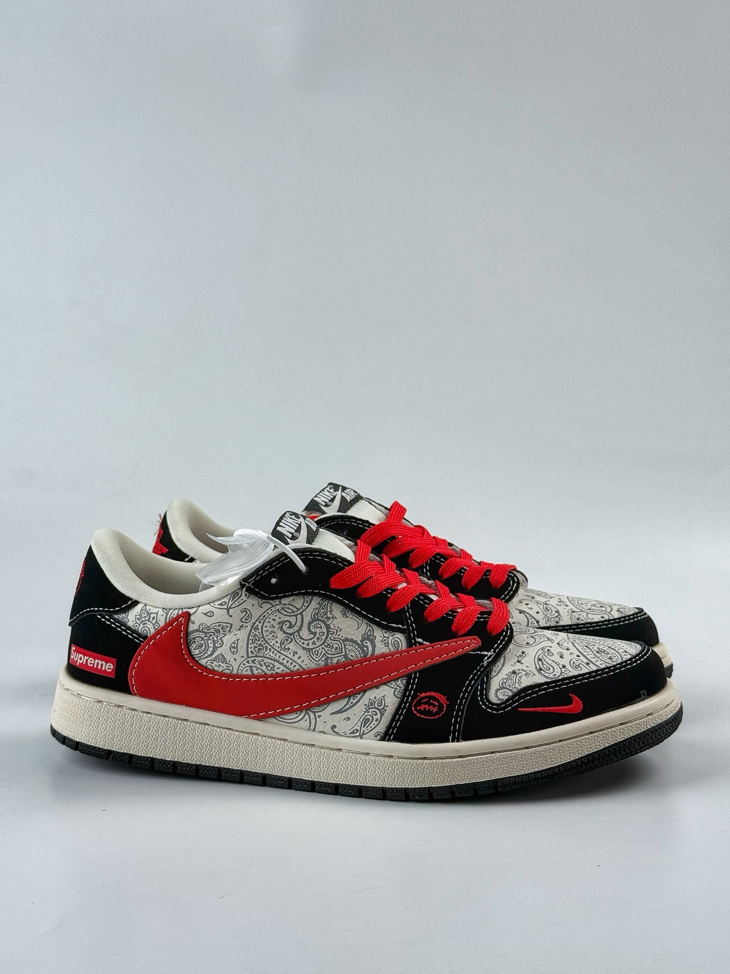 💰370
Travis Scott x Nike Air Jordan 1 Low x Superme
Air Jordan 1 Low 反转黑白红小勾倒钩 纯原版本
全鞋采用原装头层皮,用料扎实 精雕细琢
鞋型极致还原 飞翼3D打印改良 深度立体
四线中底拉帮皮料选材 钢印 背胶一应俱全 全新批次 原装原模大底全鞋原厂定制皮料,手感细腻正确折边工艺 完美细节诠释
官方货号:LD2025 035XK
Size:36 36.5 37.5 38 38.5 39 40 40.5 41 42 42.5 43 44 44.5 45