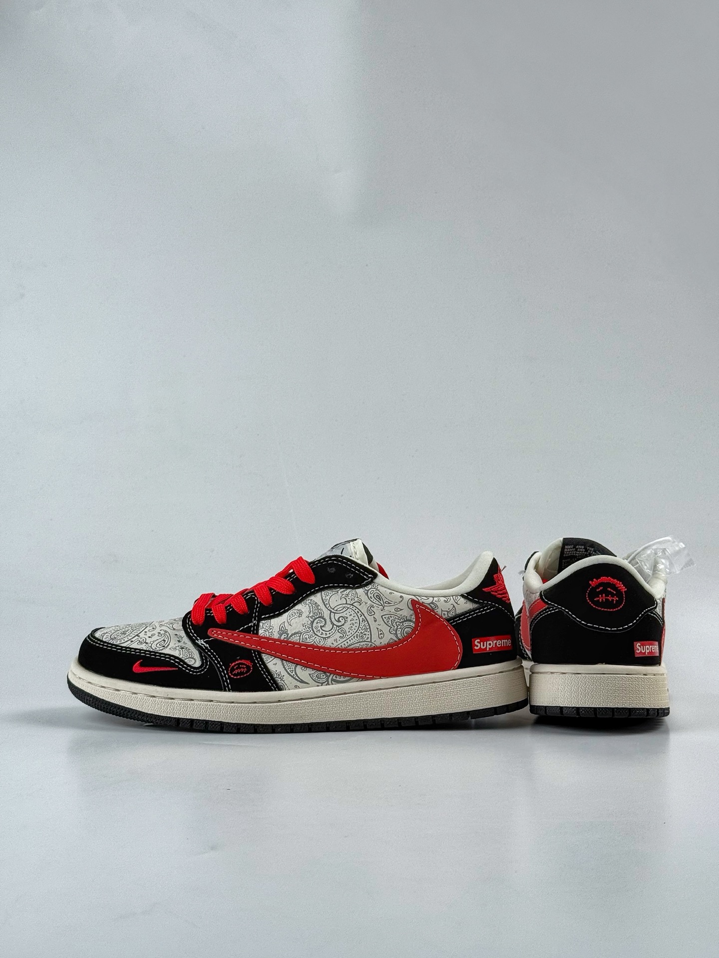 💰370
Travis Scott x Nike Air Jordan 1 Low x Superme
Air Jordan 1 Low 反转黑白红小勾倒钩 纯原版本
全鞋采用原装头层皮,用料扎实 精雕细琢
鞋型极致还原 飞翼3D打印改良 深度立体
四线中底拉帮皮料选材 钢印 背胶一应俱全 全新批次 原装原模大底全鞋原厂定制皮料,手感细腻正确折边工艺 完美细节诠释
官方货号:LD2025 035XK
Size:36 36.5 37.5 38 38.5 39 40 40.5 41 42 42.5 43 44 44.5 45