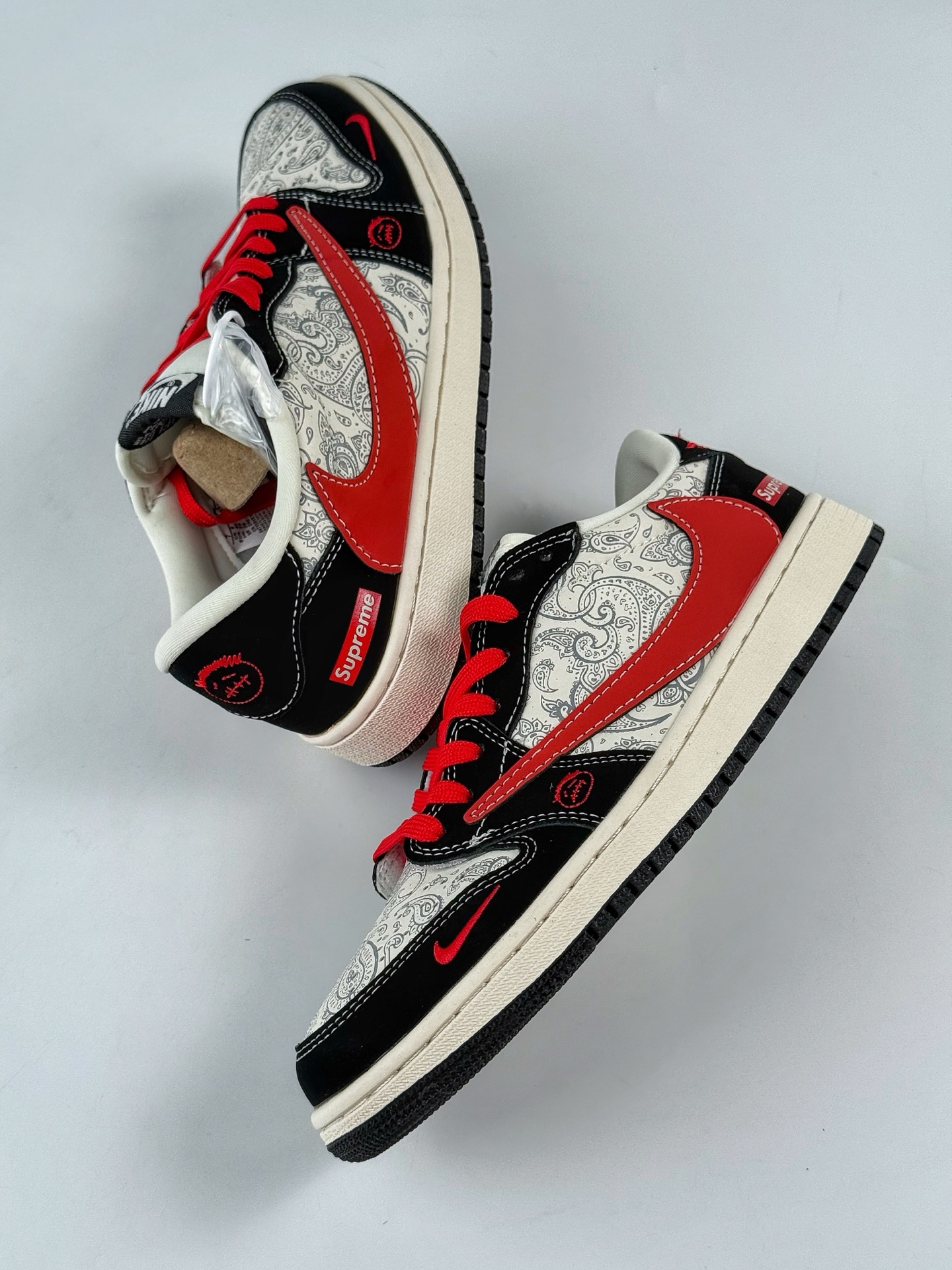 💰370
Travis Scott x Nike Air Jordan 1 Low x Superme
Air Jordan 1 Low 反转黑白红小勾倒钩 纯原版本
全鞋采用原装头层皮,用料扎实 精雕细琢
鞋型极致还原 飞翼3D打印改良 深度立体
四线中底拉帮皮料选材 钢印 背胶一应俱全 全新批次 原装原模大底全鞋原厂定制皮料,手感细腻正确折边工艺 完美细节诠释
官方货号:LD2025 035XK
Size:36 36.5 37.5 38 38.5 39 40 40.5 41 42 42.5 43 44 44.5 45