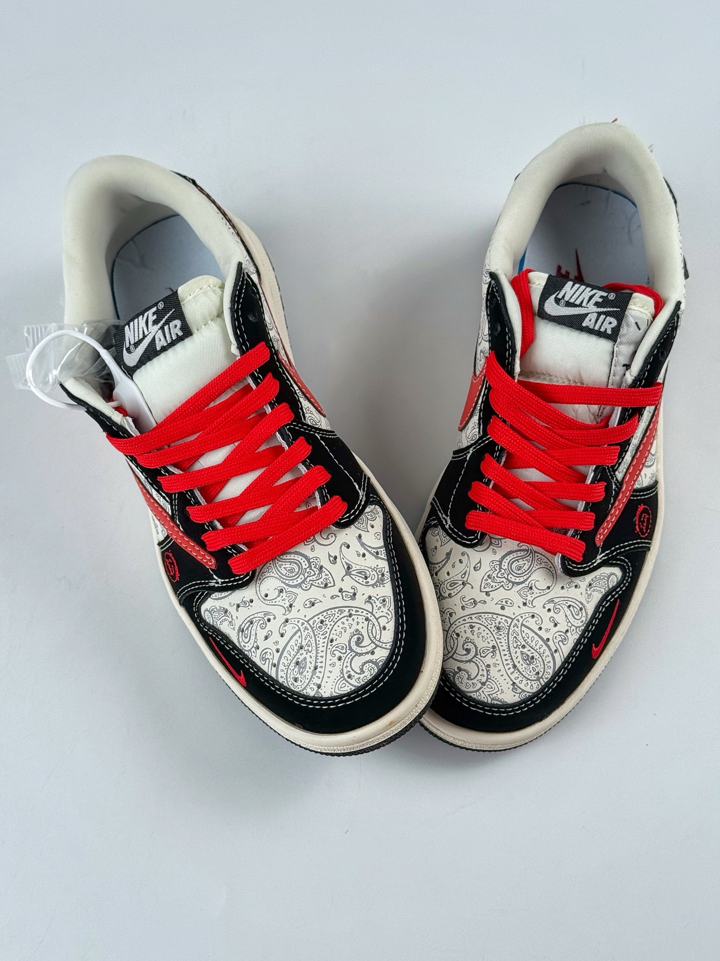 💰370
Travis Scott x Nike Air Jordan 1 Low x Superme
Air Jordan 1 Low 反转黑白红小勾倒钩 纯原版本
全鞋采用原装头层皮,用料扎实 精雕细琢
鞋型极致还原 飞翼3D打印改良 深度立体
四线中底拉帮皮料选材 钢印 背胶一应俱全 全新批次 原装原模大底全鞋原厂定制皮料,手感细腻正确折边工艺 完美细节诠释
官方货号:LD2025 035XK
Size:36 36.5 37.5 38 38.5 39 40 40.5 41 42 42.5 43 44 44.5 45