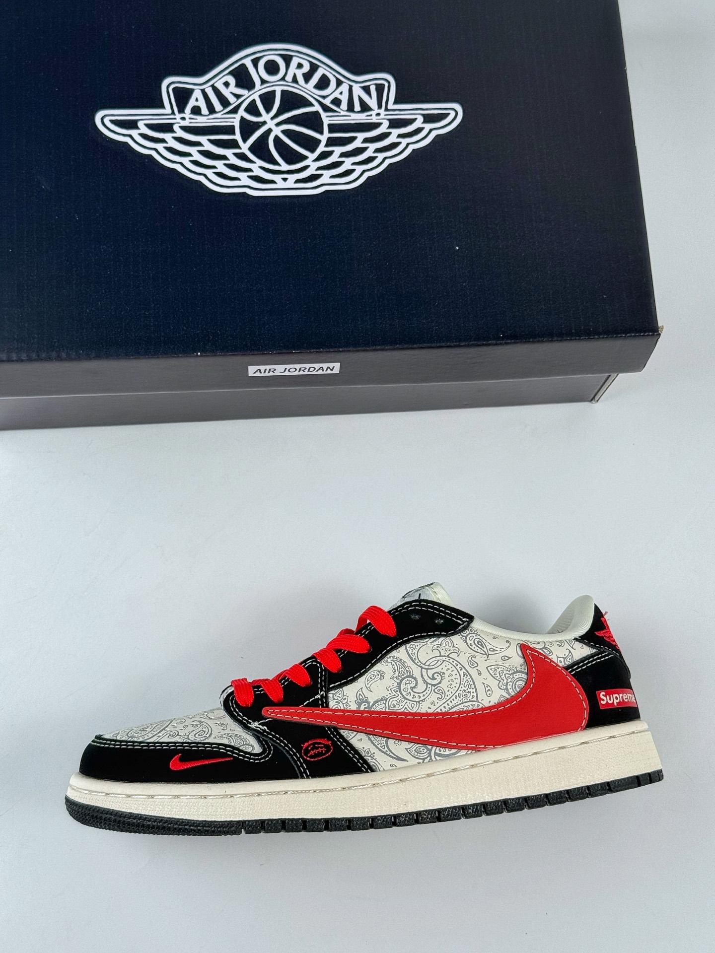 💰370
Travis Scott x Nike Air Jordan 1 Low x Superme
Air Jordan 1 Low 反转黑白红小勾倒钩 纯原版本
全鞋采用原装头层皮,用料扎实 精雕细琢
鞋型极致还原 飞翼3D打印改良 深度立体
四线中底拉帮皮料选材 钢印 背胶一应俱全 全新批次 原装原模大底全鞋原厂定制皮料,手感细腻正确折边工艺 完美细节诠释
官方货号:LD2025 035XK
Size:36 36.5 37.5 38 38.5 39 40 40.5 41 42 42.5 43 44 44.5 45