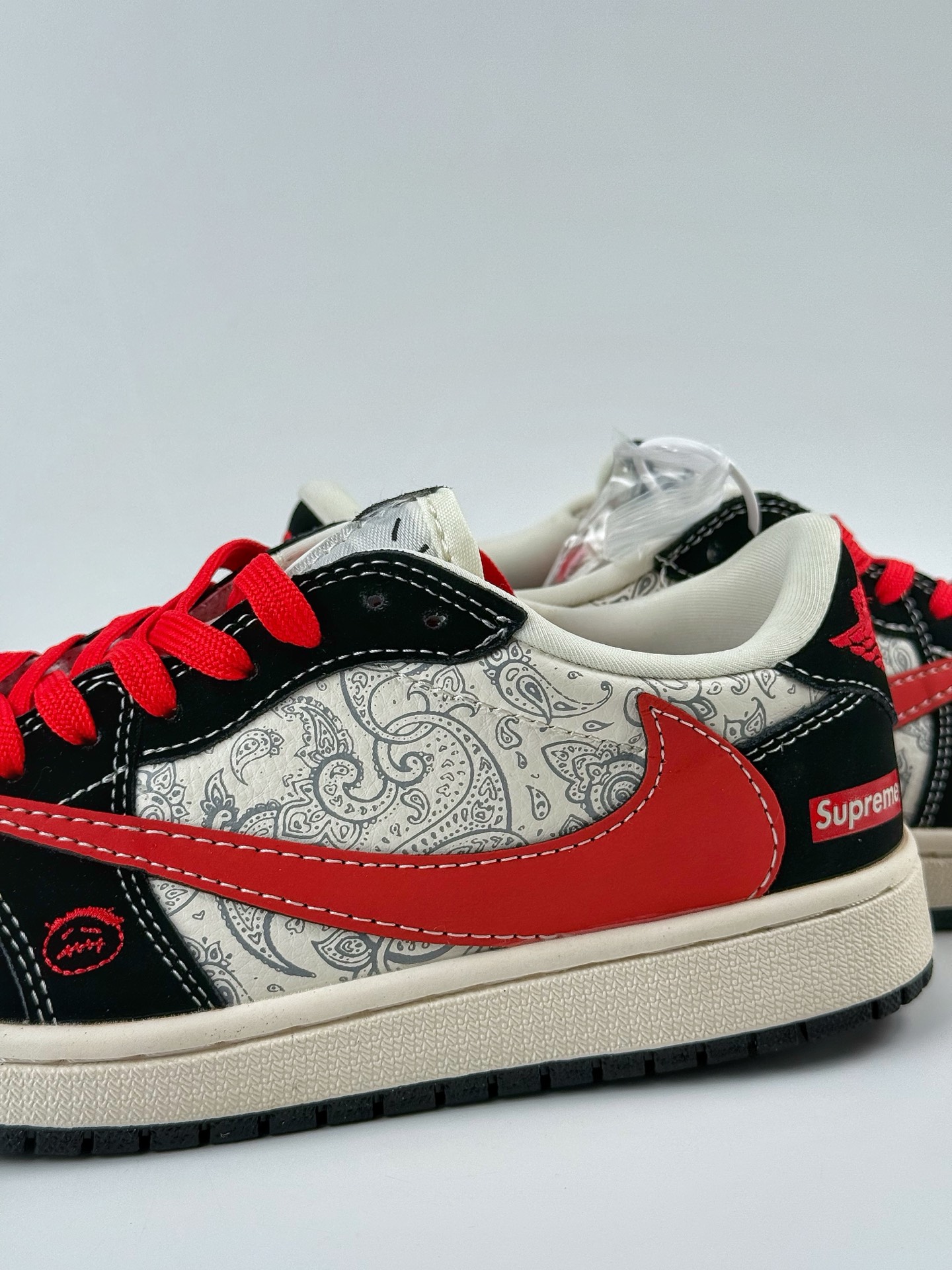 💰370
Travis Scott x Nike Air Jordan 1 Low x Superme
Air Jordan 1 Low 反转黑白红小勾倒钩 纯原版本
全鞋采用原装头层皮,用料扎实 精雕细琢
鞋型极致还原 飞翼3D打印改良 深度立体
四线中底拉帮皮料选材 钢印 背胶一应俱全 全新批次 原装原模大底全鞋原厂定制皮料,手感细腻正确折边工艺 完美细节诠释
官方货号:LD2025 035XK
Size:36 36.5 37.5 38 38.5 39 40 40.5 41 42 42.5 43 44 44.5 45