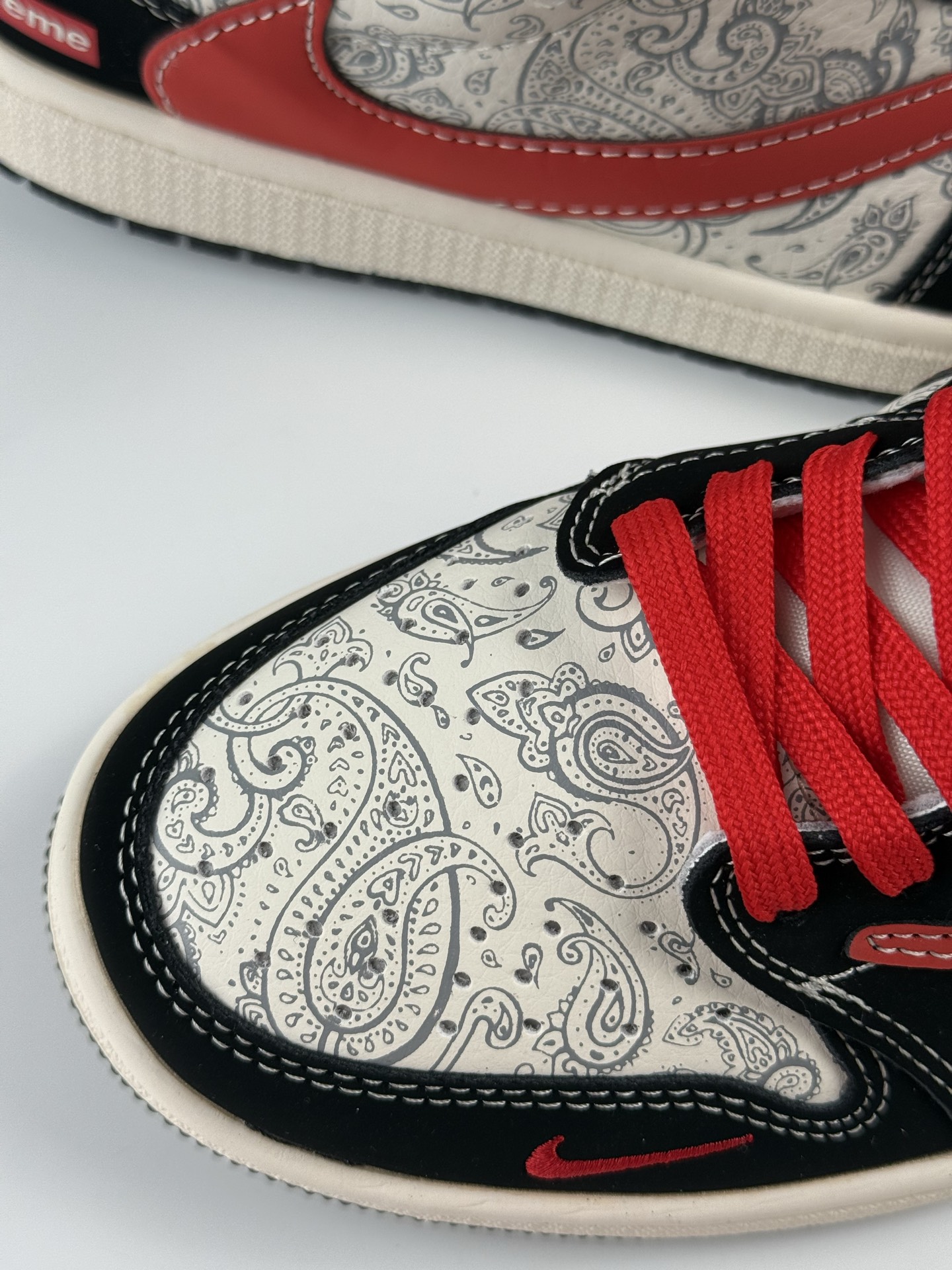 💰370
Travis Scott x Nike Air Jordan 1 Low x Superme
Air Jordan 1 Low 反转黑白红小勾倒钩 纯原版本
全鞋采用原装头层皮,用料扎实 精雕细琢
鞋型极致还原 飞翼3D打印改良 深度立体
四线中底拉帮皮料选材 钢印 背胶一应俱全 全新批次 原装原模大底全鞋原厂定制皮料,手感细腻正确折边工艺 完美细节诠释
官方货号:LD2025 035XK
Size:36 36.5 37.5 38 38.5 39 40 40.5 41 42 42.5 43 44 44.5 45