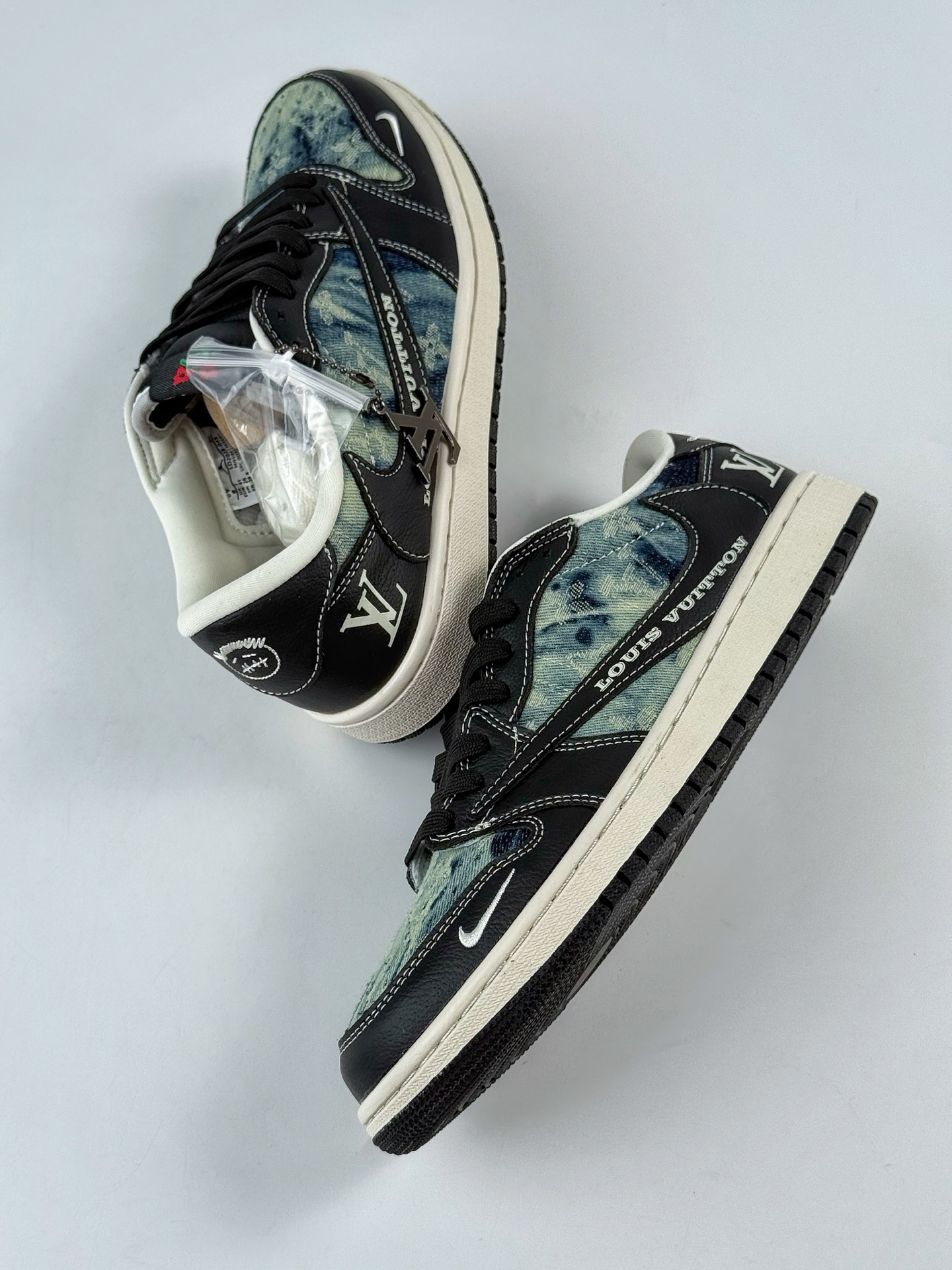 💰370
Travis Scott x Nike Air Jordan 1 Low x Louis Vuitton
Air Jordan 1 Low 反转黑蓝牛仔小勾倒钩 纯原版本
全鞋采用原装头层皮,用料扎实 精雕细琢
鞋型极致还原 飞翼3D打印改良 深度立体
四线中底拉帮皮料选材 钢印 背胶一应俱全 全新批次 原装原模大底全鞋原厂定制皮料,手感细腻正确折边工艺 完美细节诠释
官方货号:LD2028 045XK
Size:36 36.5 37.5 38 38.5 39 40 40.5 41 42 42.5 43 44 44.5 45