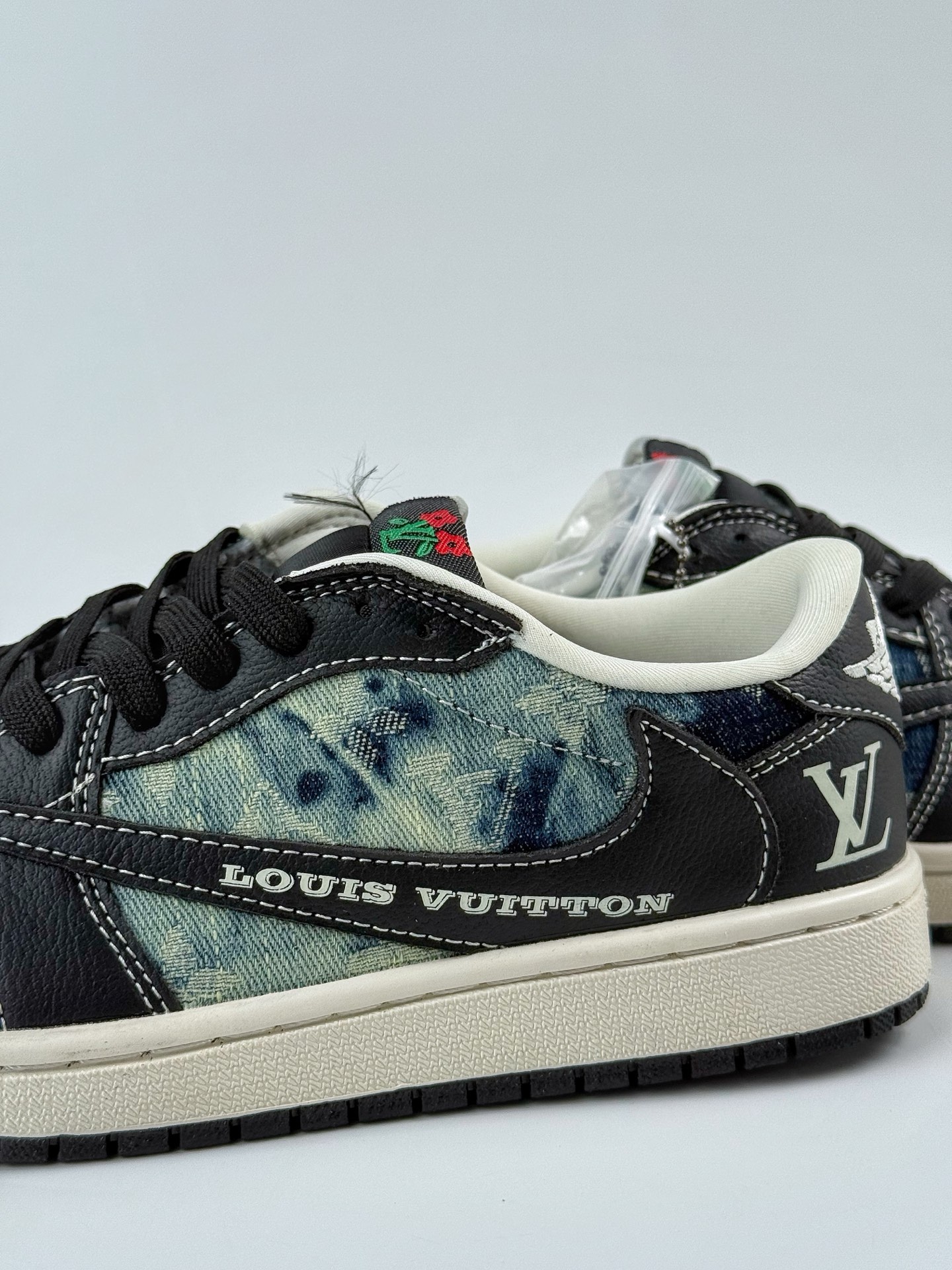 💰370
Travis Scott x Nike Air Jordan 1 Low x Louis Vuitton
Air Jordan 1 Low 反转黑蓝牛仔小勾倒钩 纯原版本
全鞋采用原装头层皮,用料扎实 精雕细琢
鞋型极致还原 飞翼3D打印改良 深度立体
四线中底拉帮皮料选材 钢印 背胶一应俱全 全新批次 原装原模大底全鞋原厂定制皮料,手感细腻正确折边工艺 完美细节诠释
官方货号:LD2028 045XK
Size:36 36.5 37.5 38 38.5 39 40 40.5 41 42 42.5 43 44 44.5 45