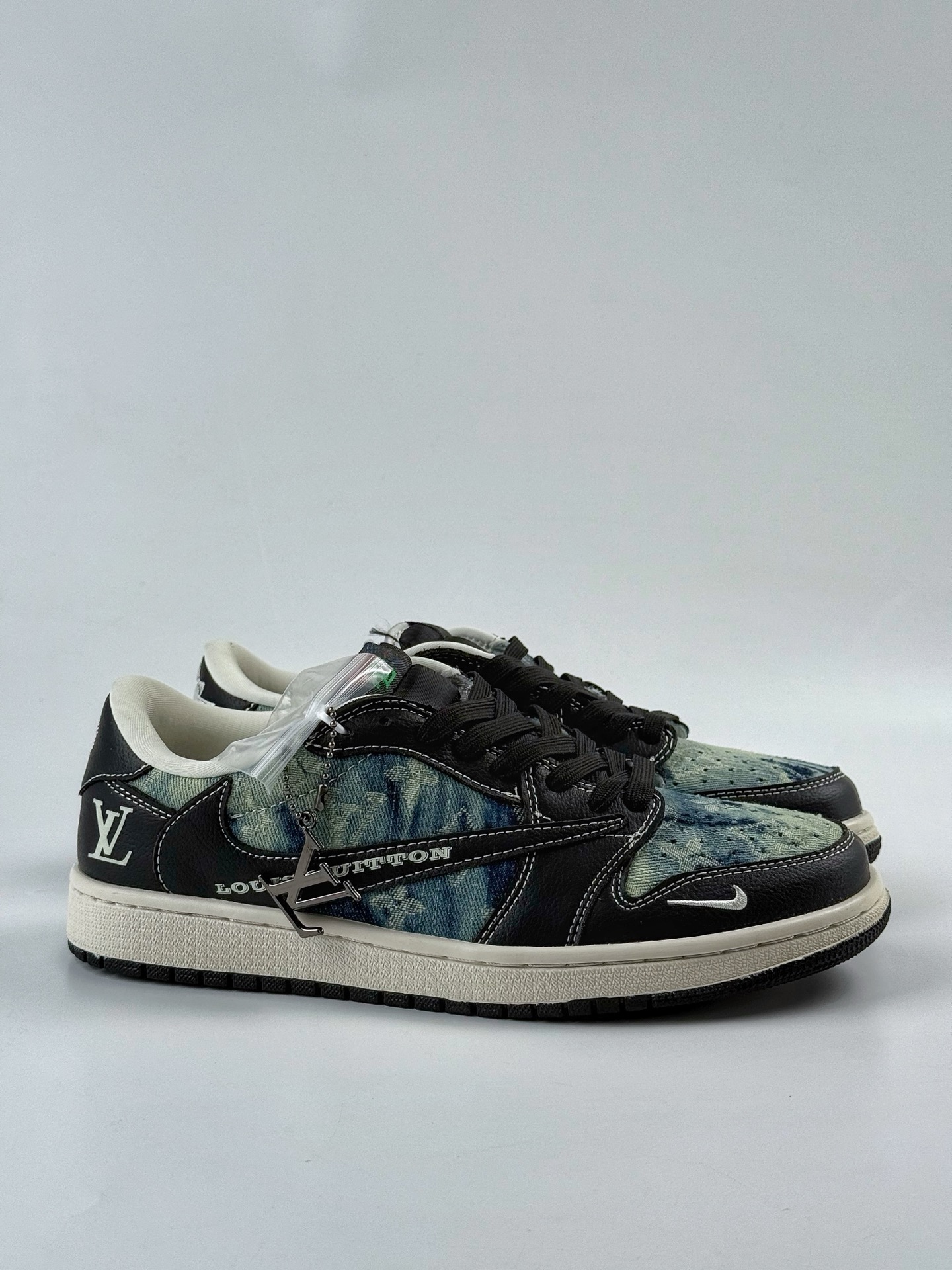 💰370
Travis Scott x Nike Air Jordan 1 Low x Louis Vuitton
Air Jordan 1 Low 反转黑蓝牛仔小勾倒钩 纯原版本
全鞋采用原装头层皮,用料扎实 精雕细琢
鞋型极致还原 飞翼3D打印改良 深度立体
四线中底拉帮皮料选材 钢印 背胶一应俱全 全新批次 原装原模大底全鞋原厂定制皮料,手感细腻正确折边工艺 完美细节诠释
官方货号:LD2028 045XK
Size:36 36.5 37.5 38 38.5 39 40 40.5 41 42 42.5 43 44 44.5 45