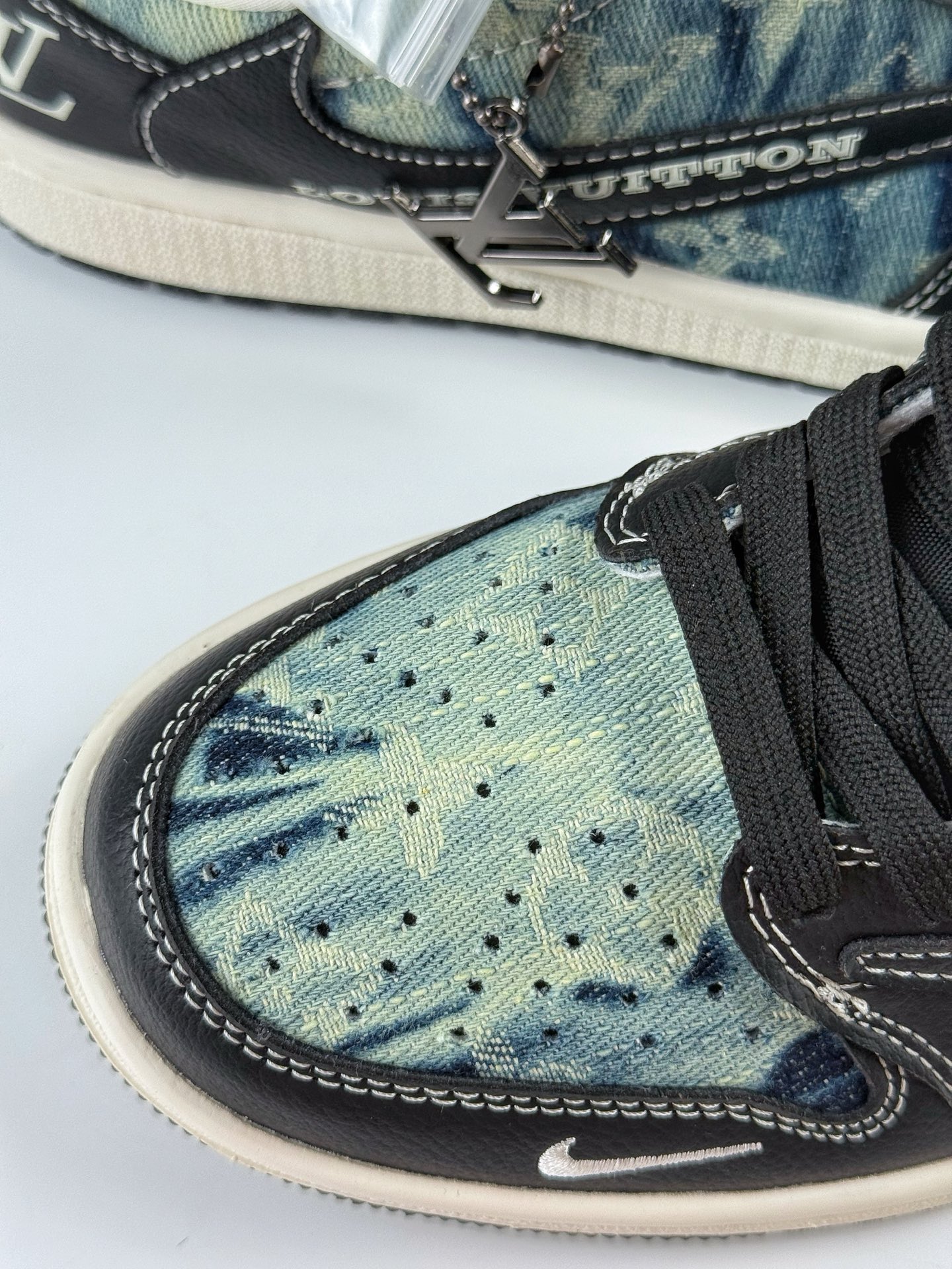 💰370
Travis Scott x Nike Air Jordan 1 Low x Louis Vuitton
Air Jordan 1 Low 反转黑蓝牛仔小勾倒钩 纯原版本
全鞋采用原装头层皮,用料扎实 精雕细琢
鞋型极致还原 飞翼3D打印改良 深度立体
四线中底拉帮皮料选材 钢印 背胶一应俱全 全新批次 原装原模大底全鞋原厂定制皮料,手感细腻正确折边工艺 完美细节诠释
官方货号:LD2028 045XK
Size:36 36.5 37.5 38 38.5 39 40 40.5 41 42 42.5 43 44 44.5 45