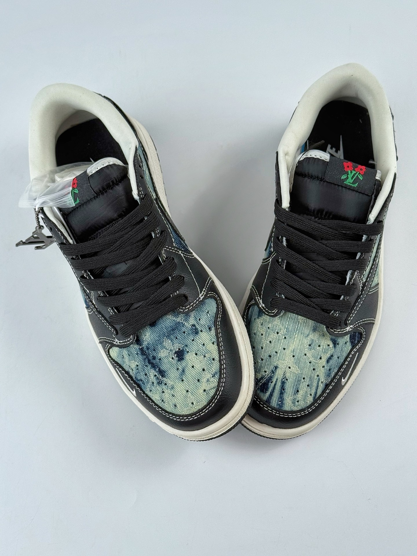 💰370
Travis Scott x Nike Air Jordan 1 Low x Louis Vuitton
Air Jordan 1 Low 反转黑蓝牛仔小勾倒钩 纯原版本
全鞋采用原装头层皮,用料扎实 精雕细琢
鞋型极致还原 飞翼3D打印改良 深度立体
四线中底拉帮皮料选材 钢印 背胶一应俱全 全新批次 原装原模大底全鞋原厂定制皮料,手感细腻正确折边工艺 完美细节诠释
官方货号:LD2028 045XK
Size:36 36.5 37.5 38 38.5 39 40 40.5 41 42 42.5 43 44 44.5 45