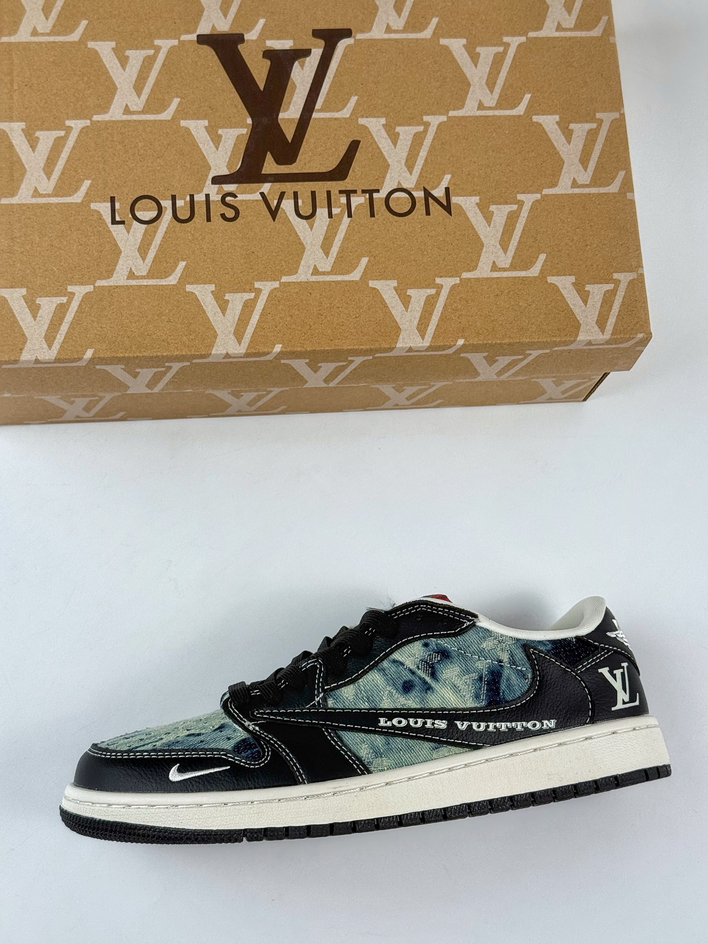 💰370
Travis Scott x Nike Air Jordan 1 Low x Louis Vuitton
Air Jordan 1 Low 反转黑蓝牛仔小勾倒钩 纯原版本
全鞋采用原装头层皮,用料扎实 精雕细琢
鞋型极致还原 飞翼3D打印改良 深度立体
四线中底拉帮皮料选材 钢印 背胶一应俱全 全新批次 原装原模大底全鞋原厂定制皮料,手感细腻正确折边工艺 完美细节诠释
官方货号:LD2028 045XK
Size:36 36.5 37.5 38 38.5 39 40 40.5 41 42 42.5 43 44 44.5 45