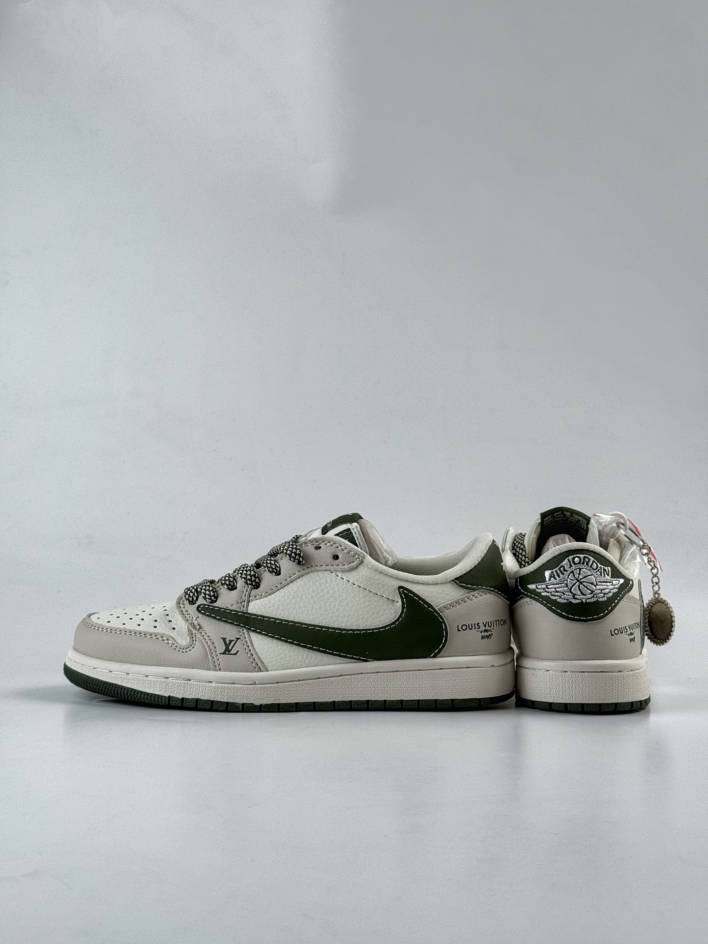 💰370
Travis Scott x Nike Air Jordan 1 Low x Louis Vuitton
Air Jordan 1 Low 反转蓝白牛仔倒钩 纯原版本
全鞋采用原装头层皮,用料扎实 精雕细琢
鞋型极致还原 飞翼3D打印改良 深度立体
四线中底拉帮皮料选材 钢印 背胶一应俱全 全新批次 原装原模大底全鞋原厂定制皮料,手感细腻正确折边工艺 完美细节诠释
官方货号:JW1188 150XK
Size:36 36.5 37.5 38 38.5 39 40 40.5 41 42 42.5 43 44 44.5 45