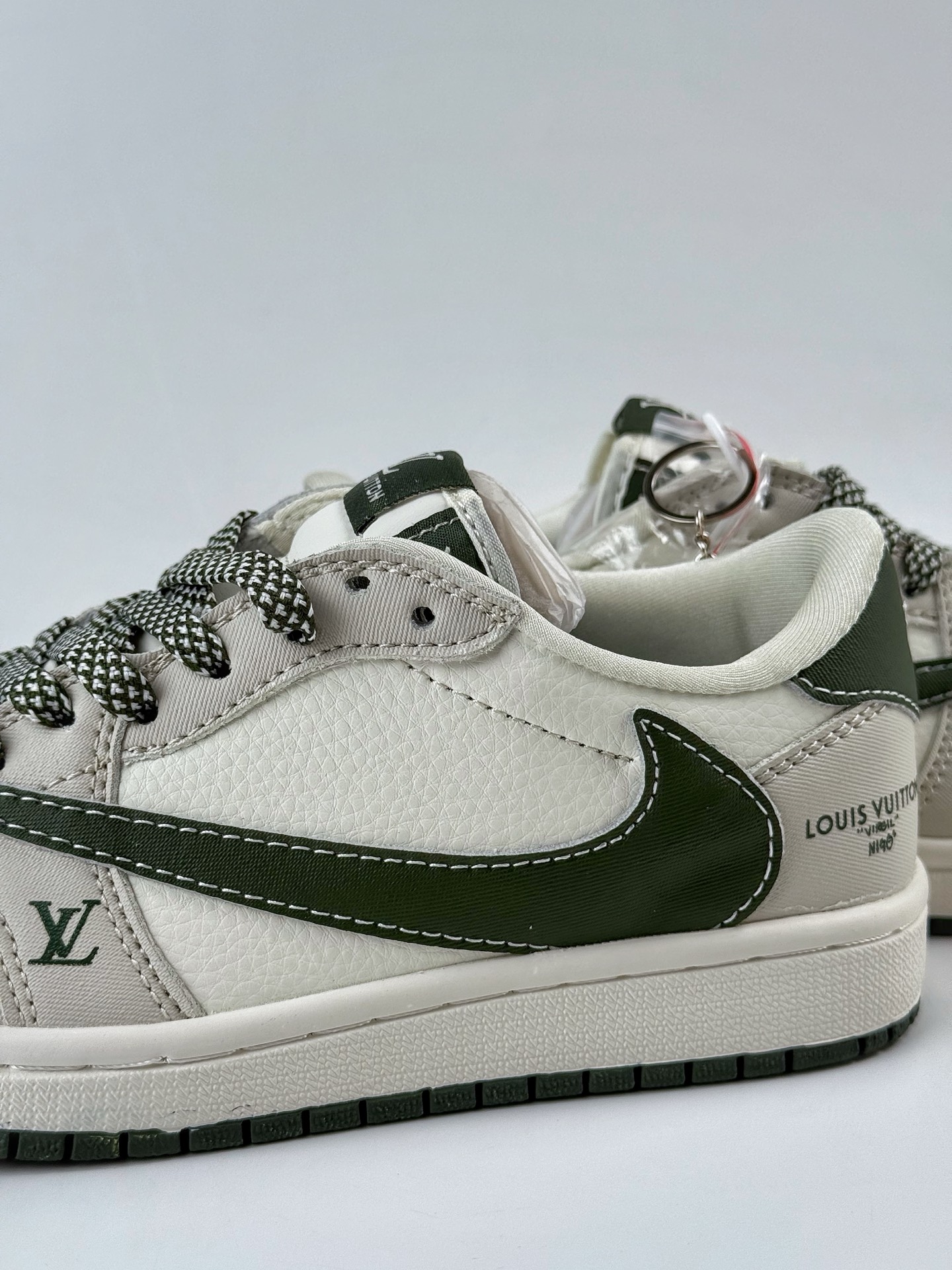 💰370
Travis Scott x Nike Air Jordan 1 Low x Louis Vuitton
Air Jordan 1 Low 反转蓝白牛仔倒钩 纯原版本
全鞋采用原装头层皮,用料扎实 精雕细琢
鞋型极致还原 飞翼3D打印改良 深度立体
四线中底拉帮皮料选材 钢印 背胶一应俱全 全新批次 原装原模大底全鞋原厂定制皮料,手感细腻正确折边工艺 完美细节诠释
官方货号:JW1188 150XK
Size:36 36.5 37.5 38 38.5 39 40 40.5 41 42 42.5 43 44 44.5 45