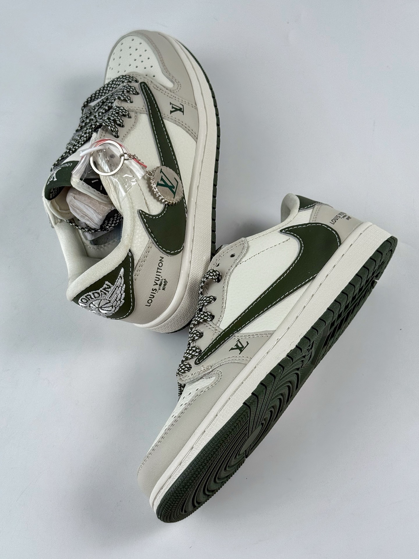 💰370
Travis Scott x Nike Air Jordan 1 Low x Louis Vuitton
Air Jordan 1 Low 反转蓝白牛仔倒钩 纯原版本
全鞋采用原装头层皮,用料扎实 精雕细琢
鞋型极致还原 飞翼3D打印改良 深度立体
四线中底拉帮皮料选材 钢印 背胶一应俱全 全新批次 原装原模大底全鞋原厂定制皮料,手感细腻正确折边工艺 完美细节诠释
官方货号:JW1188 150XK
Size:36 36.5 37.5 38 38.5 39 40 40.5 41 42 42.5 43 44 44.5 45