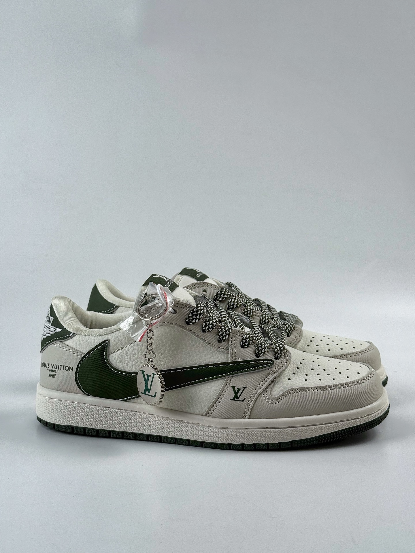 💰370
Travis Scott x Nike Air Jordan 1 Low x Louis Vuitton
Air Jordan 1 Low 反转蓝白牛仔倒钩 纯原版本
全鞋采用原装头层皮,用料扎实 精雕细琢
鞋型极致还原 飞翼3D打印改良 深度立体
四线中底拉帮皮料选材 钢印 背胶一应俱全 全新批次 原装原模大底全鞋原厂定制皮料,手感细腻正确折边工艺 完美细节诠释
官方货号:JW1188 150XK
Size:36 36.5 37.5 38 38.5 39 40 40.5 41 42 42.5 43 44 44.5 45