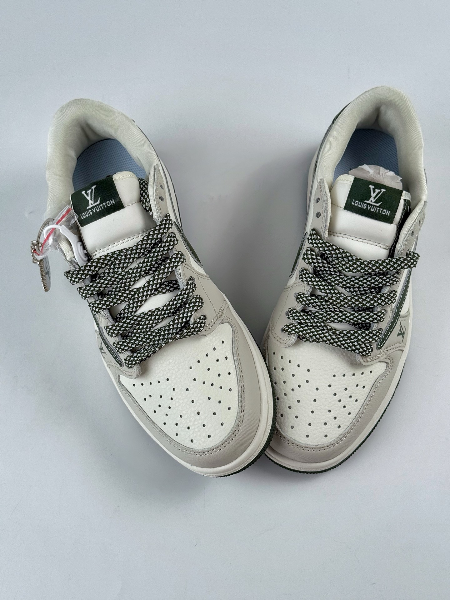 💰370
Travis Scott x Nike Air Jordan 1 Low x Louis Vuitton
Air Jordan 1 Low 反转蓝白牛仔倒钩 纯原版本
全鞋采用原装头层皮,用料扎实 精雕细琢
鞋型极致还原 飞翼3D打印改良 深度立体
四线中底拉帮皮料选材 钢印 背胶一应俱全 全新批次 原装原模大底全鞋原厂定制皮料,手感细腻正确折边工艺 完美细节诠释
官方货号:JW1188 150XK
Size:36 36.5 37.5 38 38.5 39 40 40.5 41 42 42.5 43 44 44.5 45