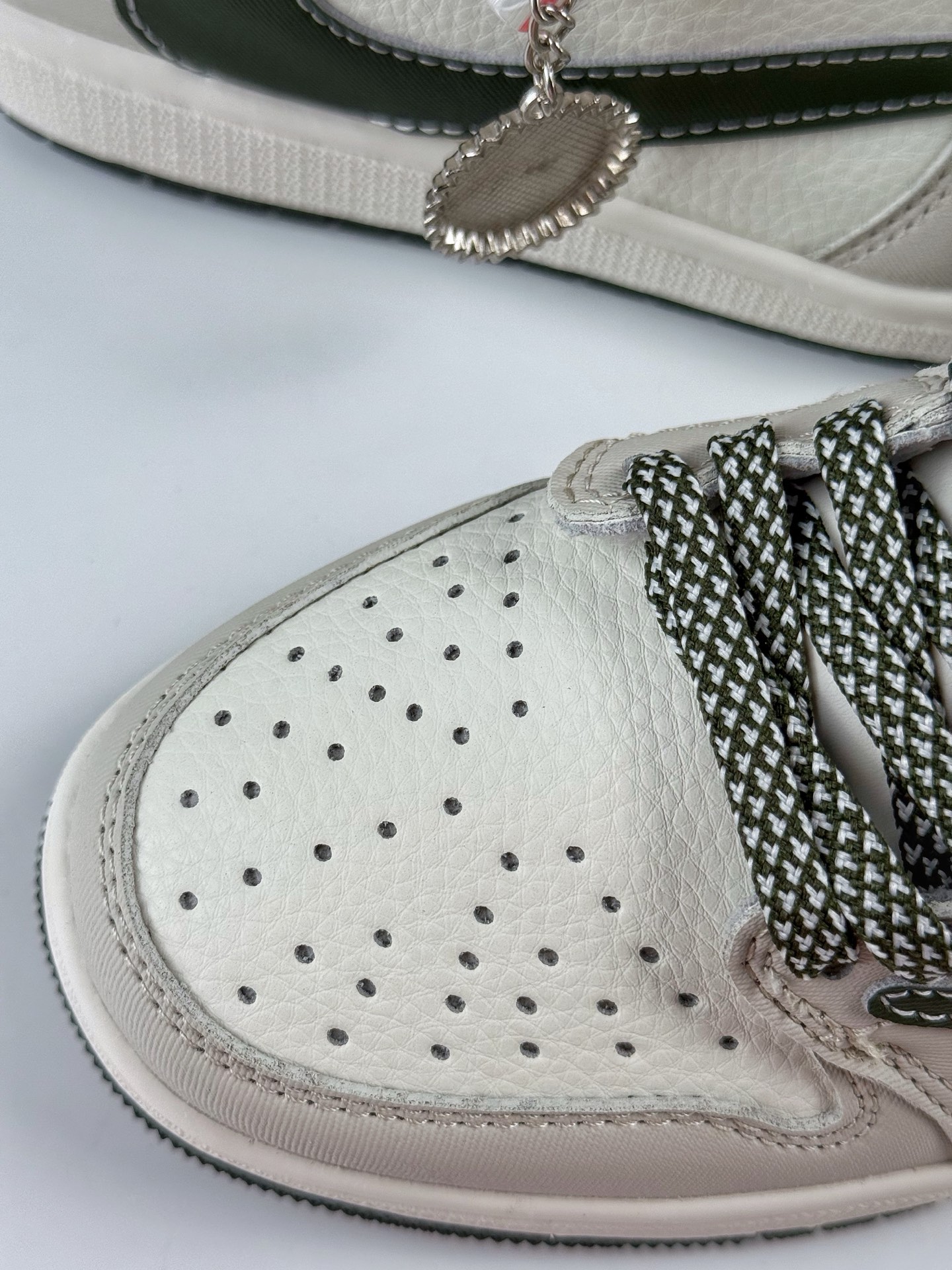 💰370
Travis Scott x Nike Air Jordan 1 Low x Louis Vuitton
Air Jordan 1 Low 反转蓝白牛仔倒钩 纯原版本
全鞋采用原装头层皮,用料扎实 精雕细琢
鞋型极致还原 飞翼3D打印改良 深度立体
四线中底拉帮皮料选材 钢印 背胶一应俱全 全新批次 原装原模大底全鞋原厂定制皮料,手感细腻正确折边工艺 完美细节诠释
官方货号:JW1188 150XK
Size:36 36.5 37.5 38 38.5 39 40 40.5 41 42 42.5 43 44 44.5 45