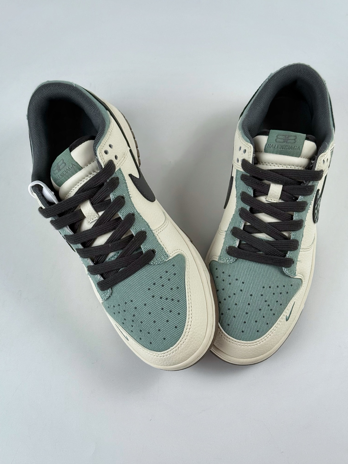 💰350
Nike SB Dunk Low x Balenciaga 白绿小勾
纯原大厂出品 极力推荐👏
原装头层材料 独家版型蒸餾加工
帶來的是更好的视觉和脚感体验
大厂纯原品质出货 清洁度 电绣工艺 
皮料切割干净无任何毛边 细节完美
官方货号：XD1588 234QF
尺码：36 36.5 37.5 38 38.5 39 40 40.5 41 42 42.5 43 44 44.5 45