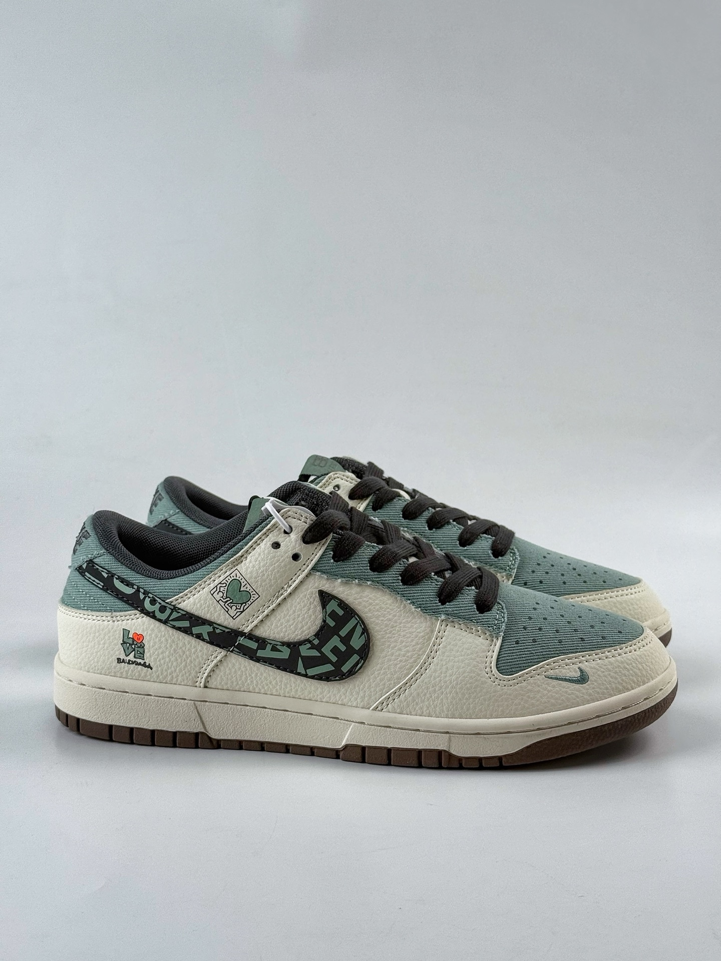 💰350
Nike SB Dunk Low x Balenciaga 白绿小勾
纯原大厂出品 极力推荐👏
原装头层材料 独家版型蒸餾加工
帶來的是更好的视觉和脚感体验
大厂纯原品质出货 清洁度 电绣工艺 
皮料切割干净无任何毛边 细节完美
官方货号：XD1588 234QF
尺码：36 36.5 37.5 38 38.5 39 40 40.5 41 42 42.5 43 44 44.5 45