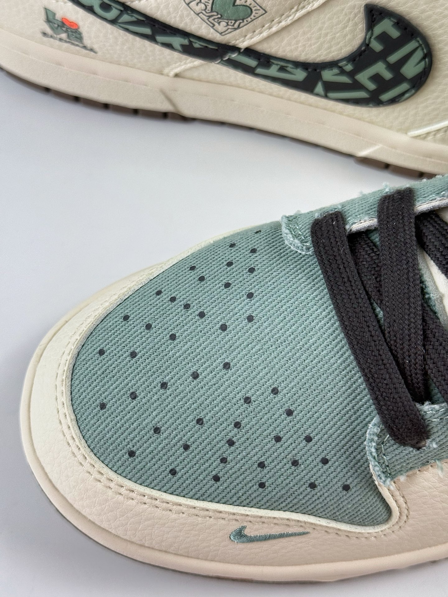 💰350
Nike SB Dunk Low x Balenciaga 白绿小勾
纯原大厂出品 极力推荐👏
原装头层材料 独家版型蒸餾加工
帶來的是更好的视觉和脚感体验
大厂纯原品质出货 清洁度 电绣工艺 
皮料切割干净无任何毛边 细节完美
官方货号：XD1588 234QF
尺码：36 36.5 37.5 38 38.5 39 40 40.5 41 42 42.5 43 44 44.5 45