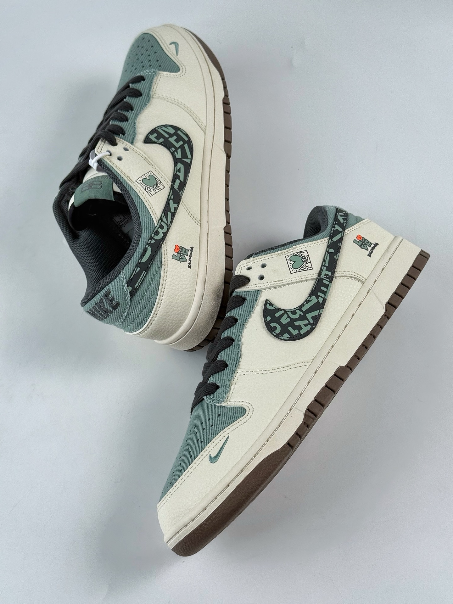💰350
Nike SB Dunk Low x Balenciaga 白绿小勾
纯原大厂出品 极力推荐👏
原装头层材料 独家版型蒸餾加工
帶來的是更好的视觉和脚感体验
大厂纯原品质出货 清洁度 电绣工艺 
皮料切割干净无任何毛边 细节完美
官方货号：XD1588 234QF
尺码：36 36.5 37.5 38 38.5 39 40 40.5 41 42 42.5 43 44 44.5 45
