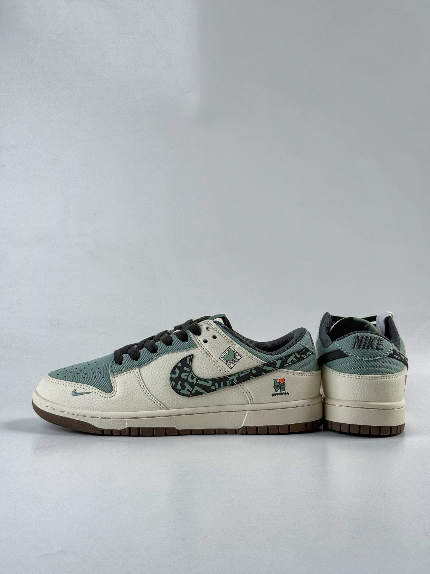 💰350
Nike SB Dunk Low x Balenciaga 白绿小勾
纯原大厂出品 极力推荐👏
原装头层材料 独家版型蒸餾加工
帶來的是更好的视觉和脚感体验
大厂纯原品质出货 清洁度 电绣工艺 
皮料切割干净无任何毛边 细节完美
官方货号：XD1588 234QF
尺码：36 36.5 37.5 38 38.5 39 40 40.5 41 42 42.5 43 44 44.5 45