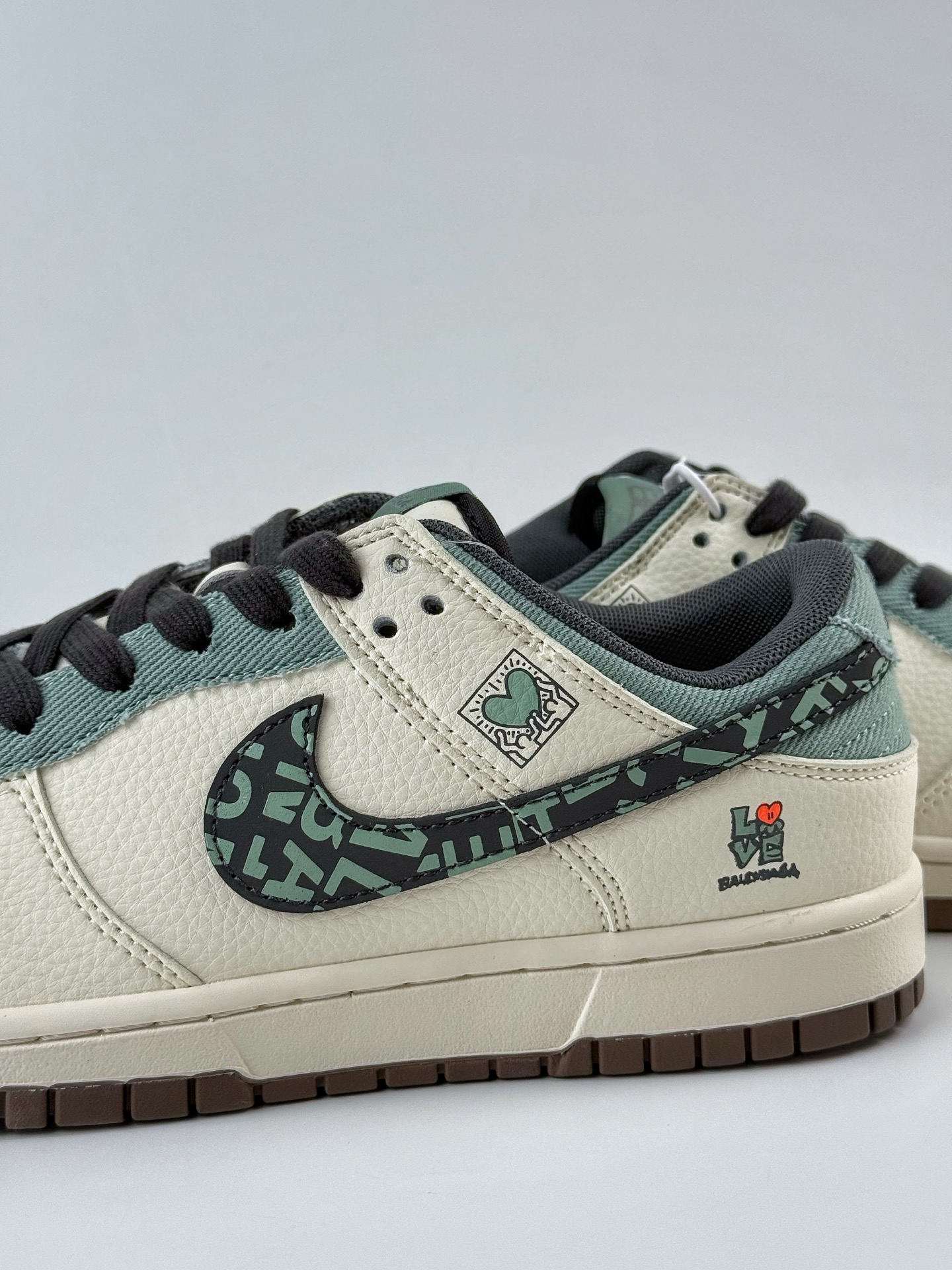 💰350
Nike SB Dunk Low x Balenciaga 白绿小勾
纯原大厂出品 极力推荐👏
原装头层材料 独家版型蒸餾加工
帶來的是更好的视觉和脚感体验
大厂纯原品质出货 清洁度 电绣工艺 
皮料切割干净无任何毛边 细节完美
官方货号：XD1588 234QF
尺码：36 36.5 37.5 38 38.5 39 40 40.5 41 42 42.5 43 44 44.5 45