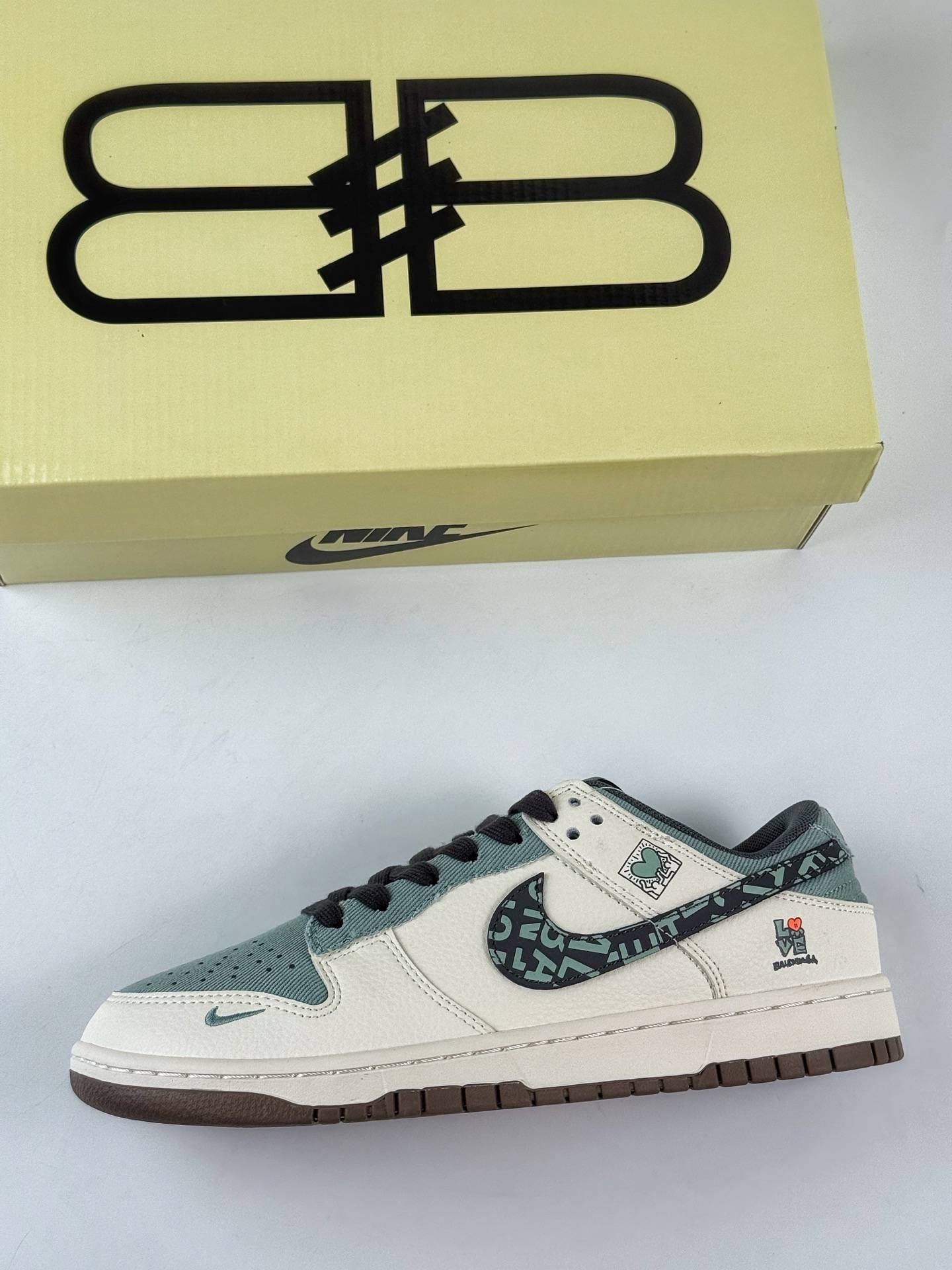 💰350
Nike SB Dunk Low x Balenciaga 白绿小勾
纯原大厂出品 极力推荐👏
原装头层材料 独家版型蒸餾加工
帶來的是更好的视觉和脚感体验
大厂纯原品质出货 清洁度 电绣工艺 
皮料切割干净无任何毛边 细节完美
官方货号：XD1588 234QF
尺码：36 36.5 37.5 38 38.5 39 40 40.5 41 42 42.5 43 44 44.5 45