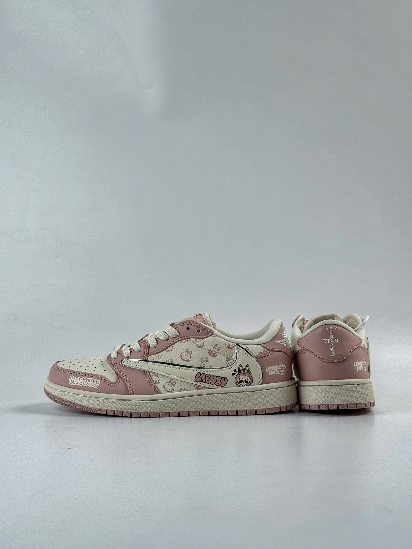 💰350
Travis Scott x Nike Air Jordan 1 Low x LABUBU
Air Jordan 1 Low 反转粉白拉布布倒钩 纯原版本
全鞋采用原装头层皮,用料扎实 精雕细琢
鞋型极致还原 飞翼3D打印改良 深度立体
四线中底拉帮皮料选材 钢印 背胶一应俱全 全新批次 原装原模大底全鞋原厂定制皮料,手感细腻正确折边工艺 完美细节诠释
官方货号:LD2028 057QF
Size:36 36.5 37.5 38 38.5 39 40 40.5 41 42 42.5 43 44 44.5 45