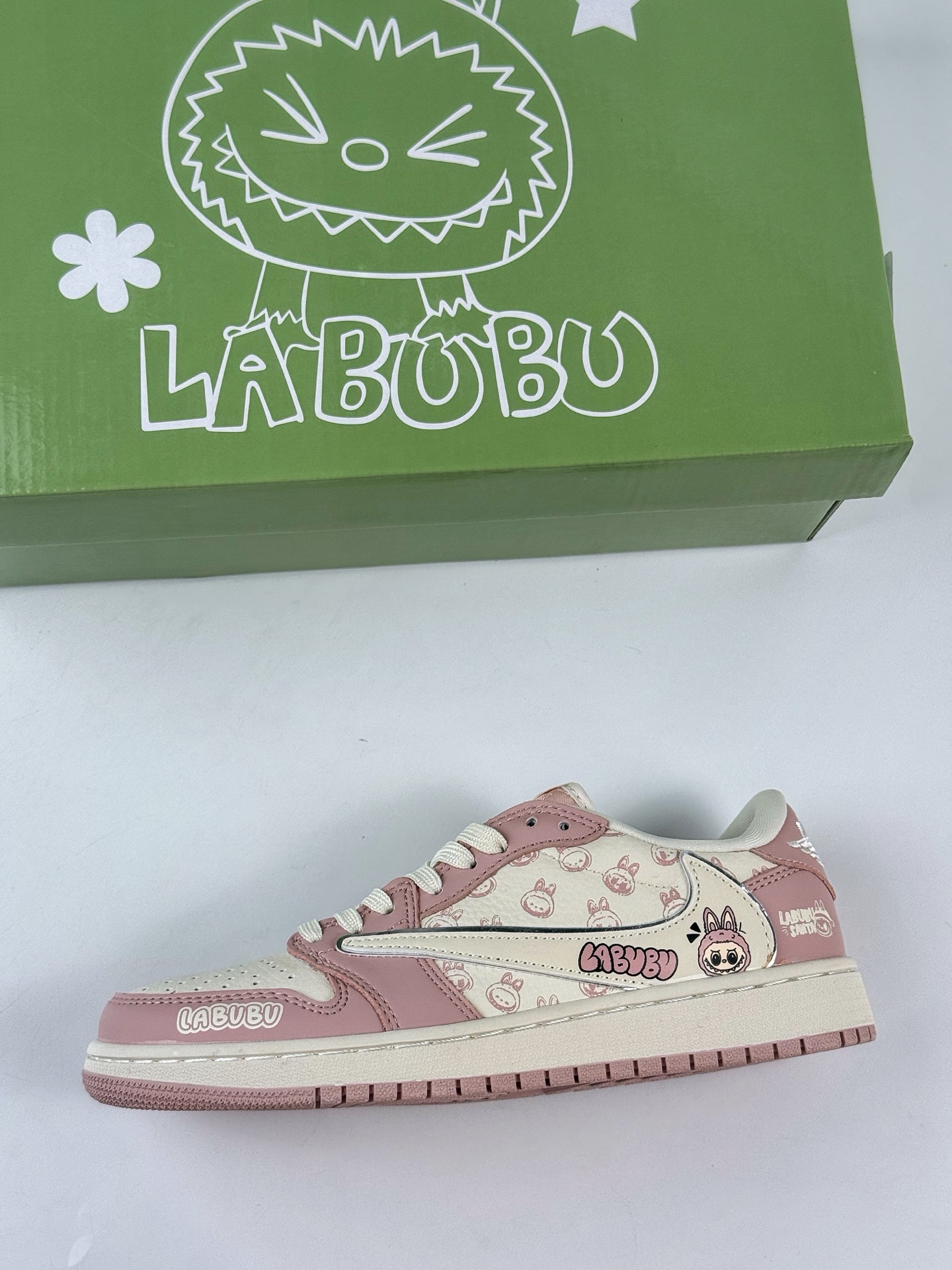💰350
Travis Scott x Nike Air Jordan 1 Low x LABUBU
Air Jordan 1 Low 反转粉白拉布布倒钩 纯原版本
全鞋采用原装头层皮,用料扎实 精雕细琢
鞋型极致还原 飞翼3D打印改良 深度立体
四线中底拉帮皮料选材 钢印 背胶一应俱全 全新批次 原装原模大底全鞋原厂定制皮料,手感细腻正确折边工艺 完美细节诠释
官方货号:LD2028 057QF
Size:36 36.5 37.5 38 38.5 39 40 40.5 41 42 42.5 43 44 44.5 45