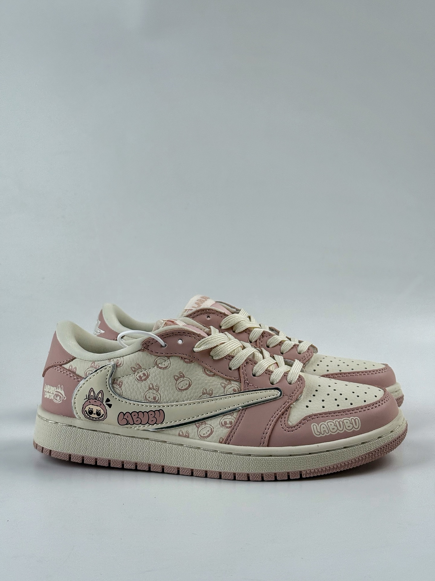 💰350
Travis Scott x Nike Air Jordan 1 Low x LABUBU
Air Jordan 1 Low 反转粉白拉布布倒钩 纯原版本
全鞋采用原装头层皮,用料扎实 精雕细琢
鞋型极致还原 飞翼3D打印改良 深度立体
四线中底拉帮皮料选材 钢印 背胶一应俱全 全新批次 原装原模大底全鞋原厂定制皮料,手感细腻正确折边工艺 完美细节诠释
官方货号:LD2028 057QF
Size:36 36.5 37.5 38 38.5 39 40 40.5 41 42 42.5 43 44 44.5 45